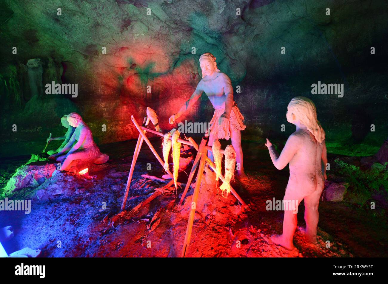 でん China cave people hi-res stock photography and images - Page