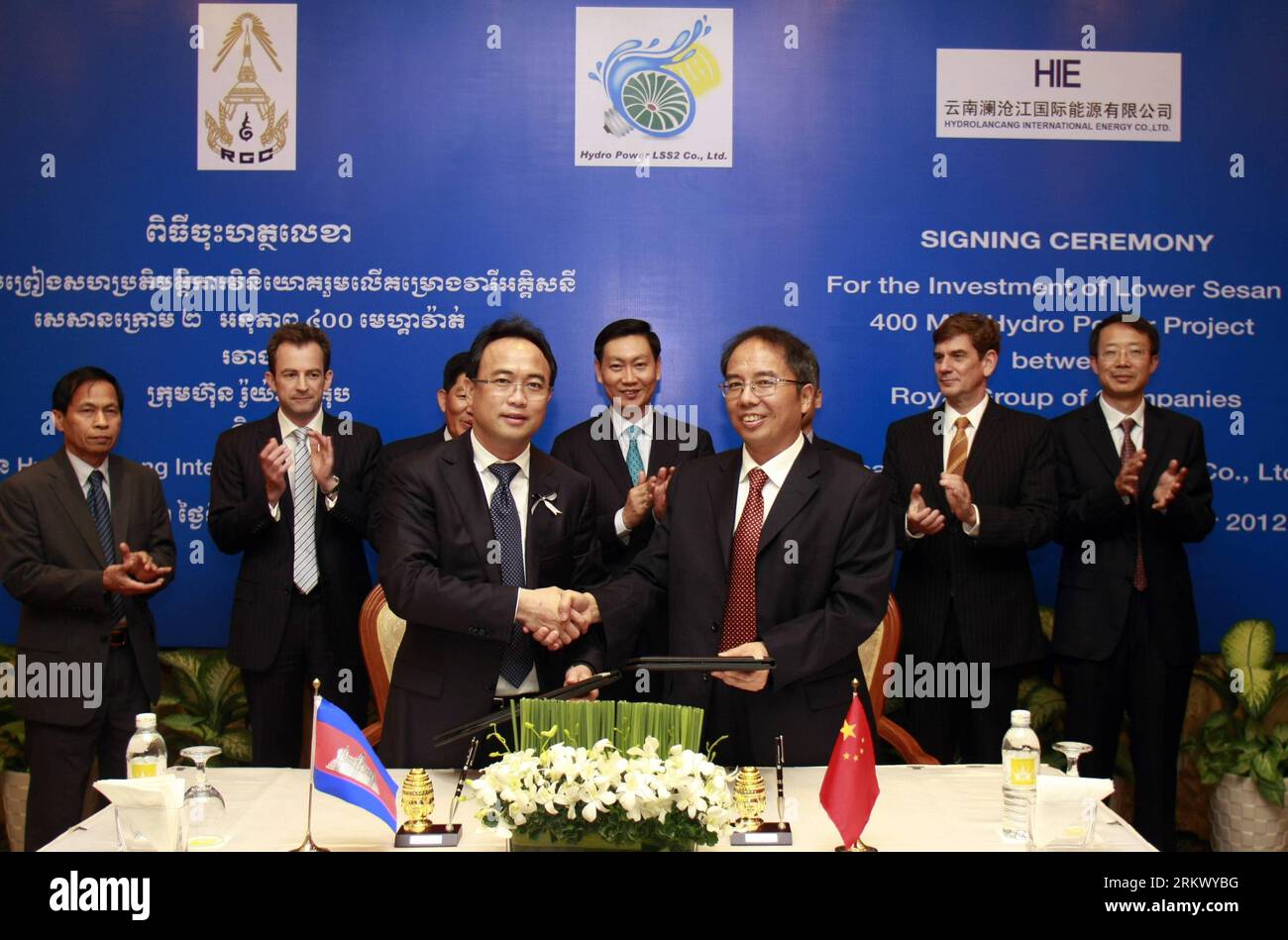 Bildnummer: 58804288  Datum: 26.11.2012  Copyright: imago/Xinhua (121126) -- PHNOM PENH, Nov. 26, 2012 (Xinhua) -- Cambodian telecoms tycoon, President of the Royal Group Kith Meng (L, front) shakes hands with Chairman of the Chinese Hydrolancang International Energy Huang Guang-ming (R, front) at the signing ceremony in Phnom Penh, Cambodia, Nov. 26, 2012. Cambodian Royal Group and Chinese Hydrolancang International Energy on Monday signed a joint-venture agreement to build a 400-megawatt hydropower dam on Mekong tributary in Stung Treng province in northeastern part of Cambodia. (Xinhua/Sova Stock Photo