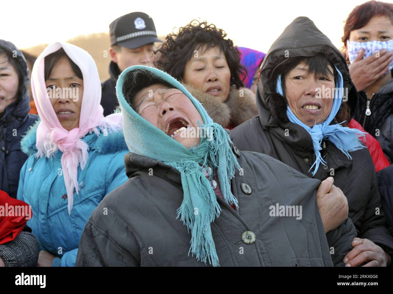 Bildnummer: 58842719  Datum: 28.11.2012  Copyright: imago/Xinhua (121128) -- DALIAN, Nov. 28, 2012 (Xinhua) -- Relatives of victims are seen at a port near which a fishing boat capsized and sank in Dalian, northeast China s Liaoning Province, Nov. 28, 2012. Twelve have been confirmed dead and four were still missing after a fishing boat, with 17 crew members on board, sank near a fishing port in Dalian on the early morning of Wednesday. The only person who was saved was in normal condition and under observation at a local hospital. (Xinhua) (lmm) CHINA-DALIAN-FISHING BOAT-ACCIDENT (CN) PUBLICA Stock Photo