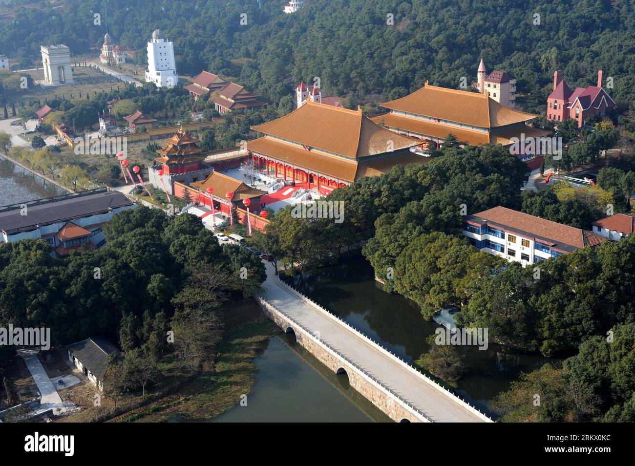 Bildnummer: 58847758  Datum: 28.11.2012  Copyright: imago/Xinhua (121128) -- HUAXI VILLAGE, Nov. 28, 2012 (Xinhua) -- Photo taken on Nov. 28, 2012 shows an overview of the newly built Huaxi Village Museum in Jiangyin City, east China s Jiangsu Province. The Huaxi Village Museum, which opened to the public on Wednesday, duplicates the buildings of the Forbidden city in Beijing and displays more than 10,000 artworks including paintings, carvings, jade, porcelain etc.. (Xinhua/Sun Can) (zn) CHINA-JIANGSU-JIANGYIN-HUAXI VILLAGE-MUSEUM (CN) PUBLICATIONxNOTxINxCHN Kultur Fotostory Museum xjh x0x 201 Stock Photo