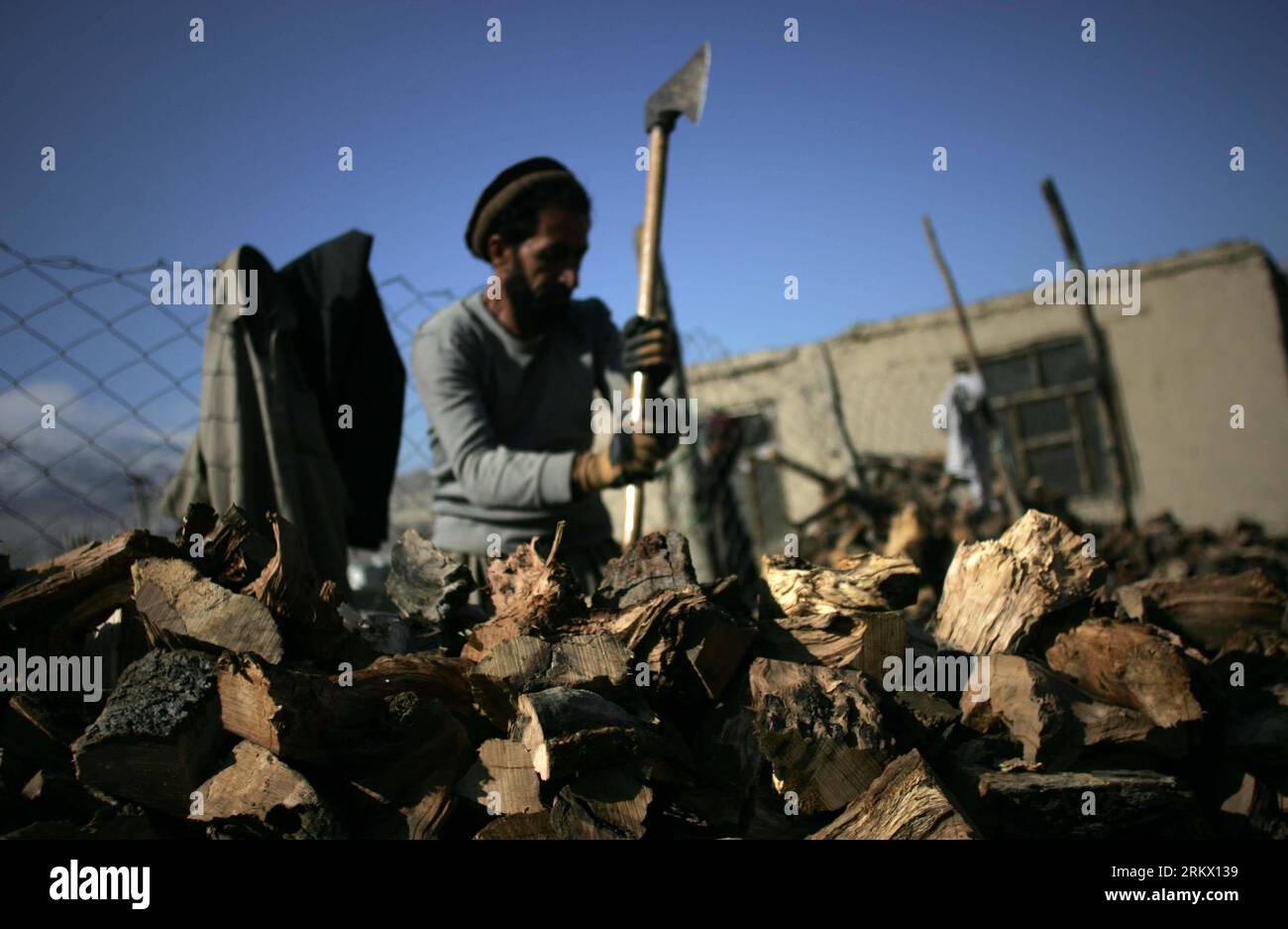 Bildnummer: 58852518  Datum: 29.11.2012  Copyright: imago/Xinhua (121129) -- KABUL, Nov. 29, 2012 (Xinhua) -- An Afghan man works at a fire wood shop in Kabul, capital of Afghanistan, on Nov. 29, 2012. With the weather gets colder every day, the price of fire, which increased almost 60% compared to last year, would continue to grow throughout the winter. (Xinhua/Ahmad Massoud) (rh) AFGHANISTAN-KABUL-FIREWOOD PUBLICATIONxNOTxINxCHN Wirtschaft Arbeit Holz Brennholz Holzfäller Fotostory xas x0x 2012 quer Aufmacher premiumd      58852518 Date 29 11 2012 Copyright Imago XINHUA  Kabul Nov 29 2012 XI Stock Photo