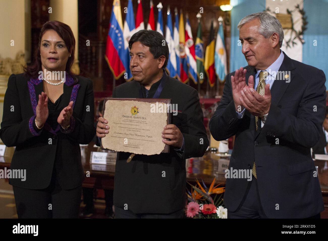 Bildnummer: 58855119  Datum: 29.11.2012  Copyright: imago/Xinhua Foreign Minister of Bolivia David Choquehuanca (C) receives the recognition Orden el Quinto Sol , accompanied by Guatemalan President Otto Perez Molina (R) and Guatemalan Vice President Roxana Baldetti in the framework of the X Assembly of the Fund for the Development of Indigenous Peoples of Latin America and the Caribbean at the Cultural National Palace, in Guatemala City, capital of Guatemala, on Nov. 29, 2012. (Xinhua/Luis Echeverria) (bxq) GUATEMALA-GUATEMALA CITY-ASSEMBLY PUBLICATIONxNOTxINxCHN People Politik Guatemala x0x Stock Photo