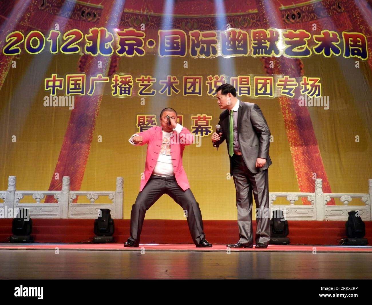 Bildnummer: 58860498  Datum: 01.12.2012  Copyright: imago/Xinhua  CHINA-BEIJING-HUMOUR-FESTIVAL(CN) PUBLICATIONxNOTxINxCHN Entertainment Comedy Comedyshow x0x xac 2012 quer      58860498 Date 01 12 2012 Copyright Imago XINHUA China Beijing Humor Festival CN PUBLICATIONxNOTxINxCHN Entertainment Comedy Comedy Show x0x  2012 horizontal Stock Photo