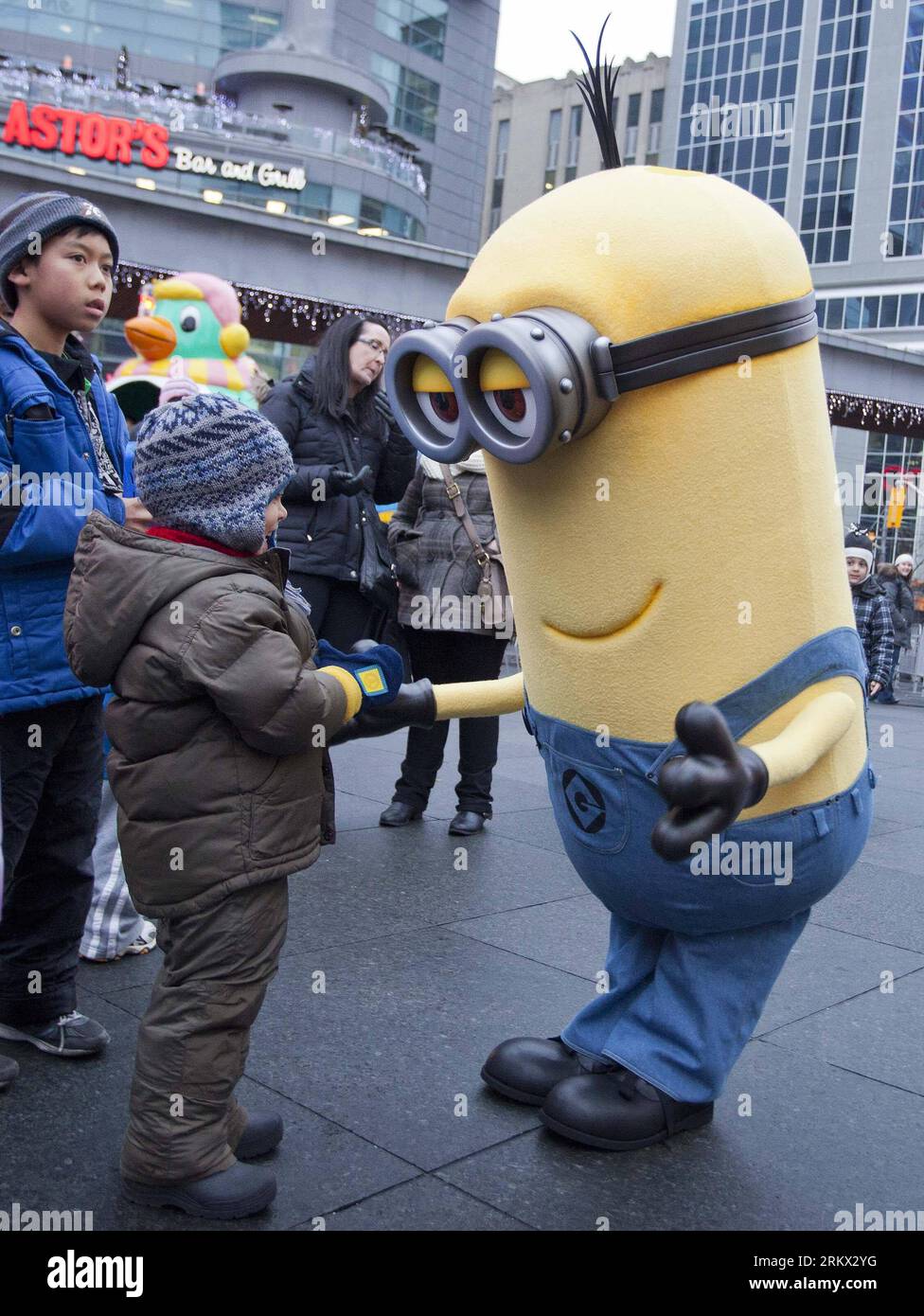Bildnummer: 58862109  Datum: 01.12.2012  Copyright: imago/Xinhua (121202) -- TORONTO, Dec. 2, 2012 (Xinhua) -- A costumed Minion of a character from the animated movie Megamind plays with children during the 2012 Winter Magic Kidzfest at Yonge-Dundas Square in Toronto, Canada, on Dec. 1, 2012. The annual event offered many perfomances and games to entertain children of all ages. (Xinhua/Zou Zheng) (syq) CANADA-TORONTO-THE WINTER MAGIC KIDZFEST PUBLICATIONxNOTxINxCHN Gesellschaft Kind Kinderfest Objekte Figur x0x xac 2012 hoch      58862109 Date 01 12 2012 Copyright Imago XINHUA  Toronto DEC 2 Stock Photo