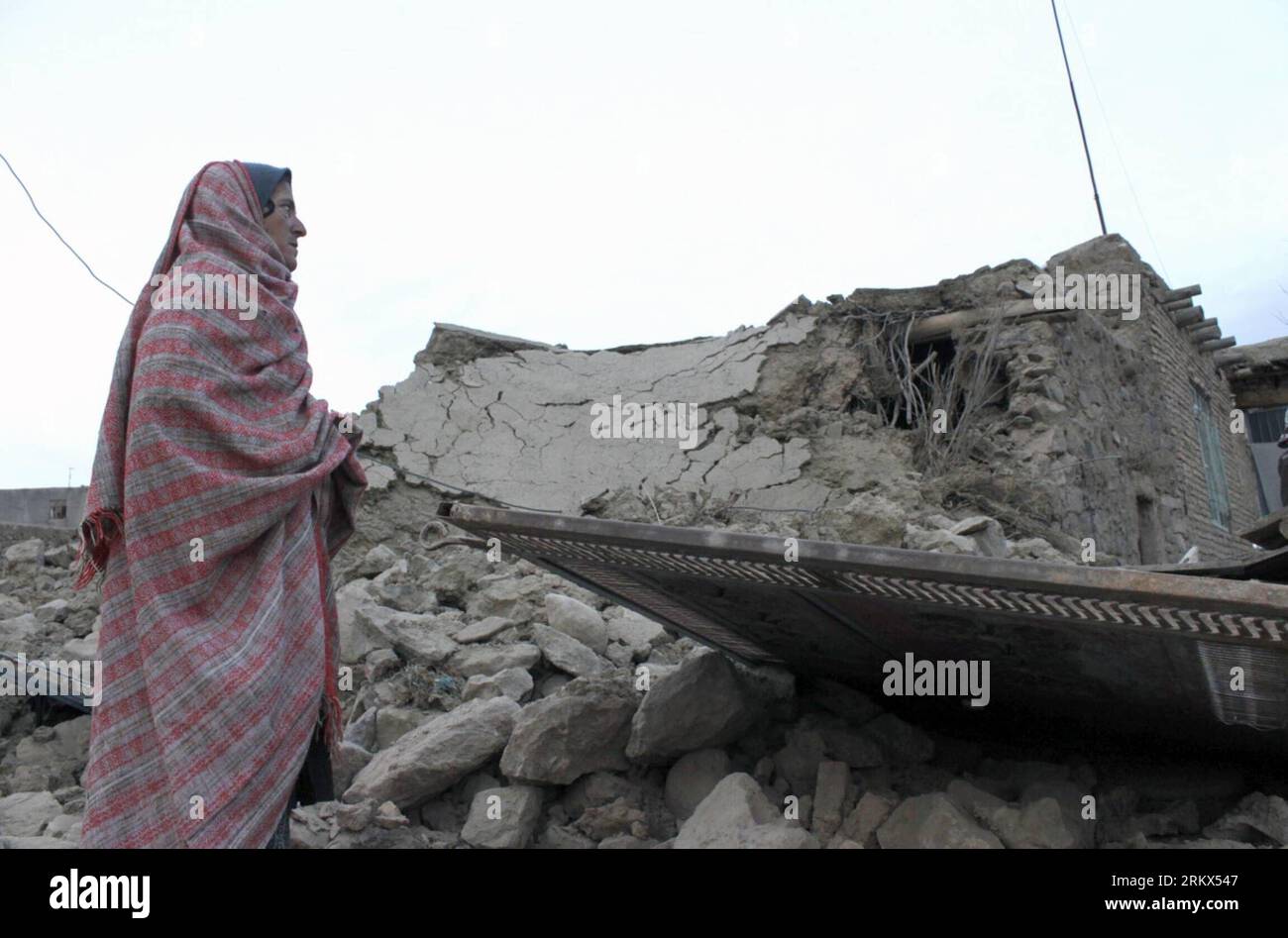 Bildnummer: 58889803  Datum: 06.12.2012  Copyright: imago/Xinhua (121206) -- TEHRAN, Dec. 6, 2012 (Xinhua) -- A woman stands on the debris of destroyed houses after an earthquake in Zahan, eastern Iran, on Dec. 6, 2012. At least 8 were killed after a 5.5-magnitude quake hit Zahan city in eastern Iran s South Khorasan Province at 20:38 p.m. local time (1708 GMT) on Wednesday, the state TV reported. (Xinhua/Mojtaba Gorgi) (nxl) IRAN-ZAHAN-QUAKE PUBLICATIONxNOTxINxCHN Gesellschaft Naturkatastrophe Erdbeben premiumd x0x xmb 2012 quer      58889803 Date 06 12 2012 Copyright Imago XINHUA  TEHRAN DEC Stock Photo