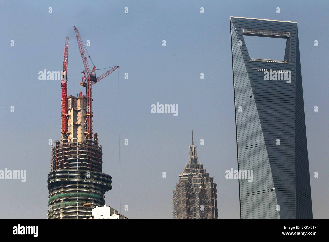 Bildnummer: 58896977  Datum: 08.12.2012  Copyright: imago/Xinhua (121208) -- SHANGHAI, Dec. 8, 2012 (Xinhua) -- Photo taken on Dec. 8, 2012 shows the Shanghai Tower (L), a skyscraper under construction, along with the neighbouring Jin Mao Tower (C) and the Shanghai World Financial Center in Pudong, east China s Shanghai Municipality. The Shanghai Tower is expected to reach 632 meters in height and start service in 2015. (Xinhua/Pei Xin) (lmm) CHINA-SHANGHAI-SKYSCRAPER-CONSTRUCTION (CN) PUBLICATIONxNOTxINxCHN Gesellschaft Wirtschaft Bau Baustelle Bauarbeiten Hochhaus Wolkenkratzer x0x xdd premi Stock Photo