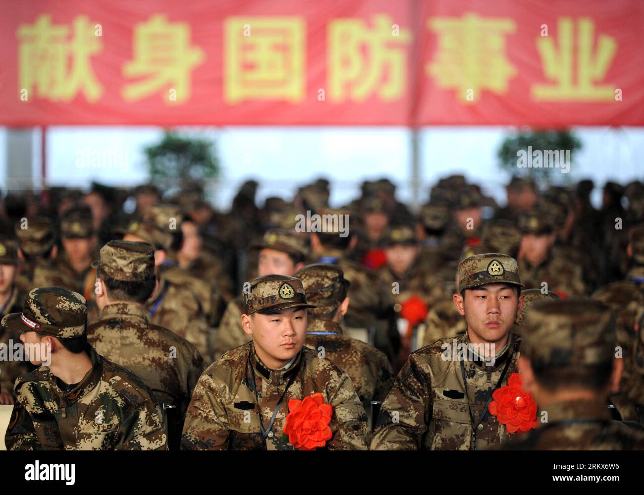 Bildnummer: 58902216  Datum: 10.12.2012  Copyright: imago/Xinhua (121210) -- NANJING, Dec. 10, 2012 (Xinhua) -- Newly recruited soldiers of People s Liberation Army (PLA) wait for setting off at Nanjing Railway Station in Nanjing, capital of east China s Jiangsu Province, Dec. 10, 2012. A total of 545 new recruits from Nanjing, Nantong, Taizhou and Yancheng, four cities in Jiangsu, set off on Monday to join their army units. (Xinhua/Sun Can) (zn) CHINA-JIANGSU-PLA-NEW RECRUITS (CN) PUBLICATIONxNOTxINxCHN Gesellschaft Militär Rekruten Einberufung xjh x0x 2012 quer      58902216 Date 10 12 2012 Stock Photo