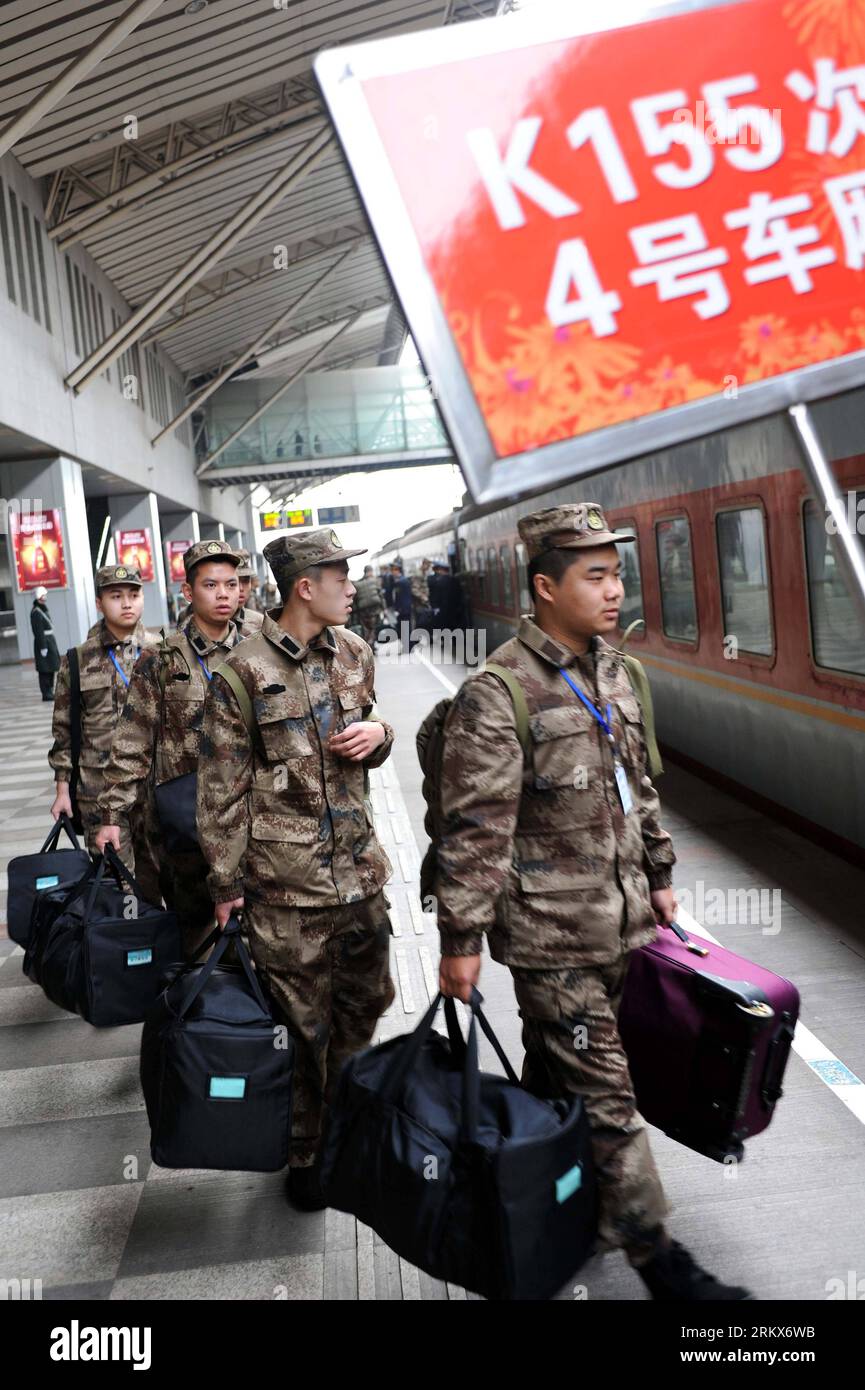 Bildnummer: 58902220  Datum: 10.12.2012  Copyright: imago/Xinhua (121210) -- NANJING, Dec. 10, 2012 (Xinhua) -- Newly recruited soldiers of People s Liberation Army (PLA) get on a train at Nanjing Railway Station in Nanjing, capital of east China s Jiangsu Province, Dec. 10, 2012. A total of 545 new recruits from Nanjing, Nantong, Taizhou and Yancheng, four cities in Jiangsu, set off on Monday to join their army units. (Xinhua/Sun Can) (zn) CHINA-JIANGSU-PLA-NEW RECRUITS (CN) PUBLICATIONxNOTxINxCHN Gesellschaft Militär Rekruten Einberufung xjh x0x 2012 hoch      58902220 Date 10 12 2012 Copyri Stock Photo