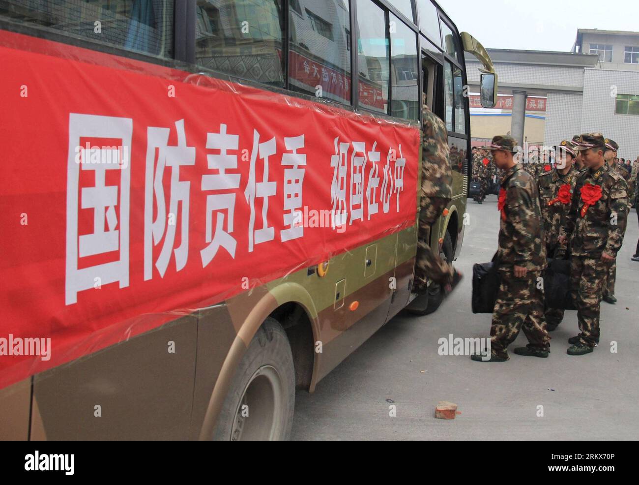 Bildnummer: 58903901  Datum: 10.12.2012  Copyright: imago/Xinhua (121210) -- SHIYAN, Dec. 10, 2012 (Xinhua) -- Newly recruited soldiers of People s Liberation Army (PLA) line to board a bus in Shiyan, central China s Hubei Province, Dec. 10, 2012. (Xinhua/Cao Zhonghong) (zc) CHINA-RECRUITS-SETTING OFF (CN) PUBLICATIONxNOTxINxCHN Gesellschaft Militär Rekruten Einberufung Rekrutierung Soldat x0x xac 2012 quer      58903901 Date 10 12 2012 Copyright Imago XINHUA  Shiyan DEC 10 2012 XINHUA newly  Soldiers of Celebrities S Liberation Army PLA Line to Board a Bus in Shiyan Central China S Hubei Prov Stock Photo
