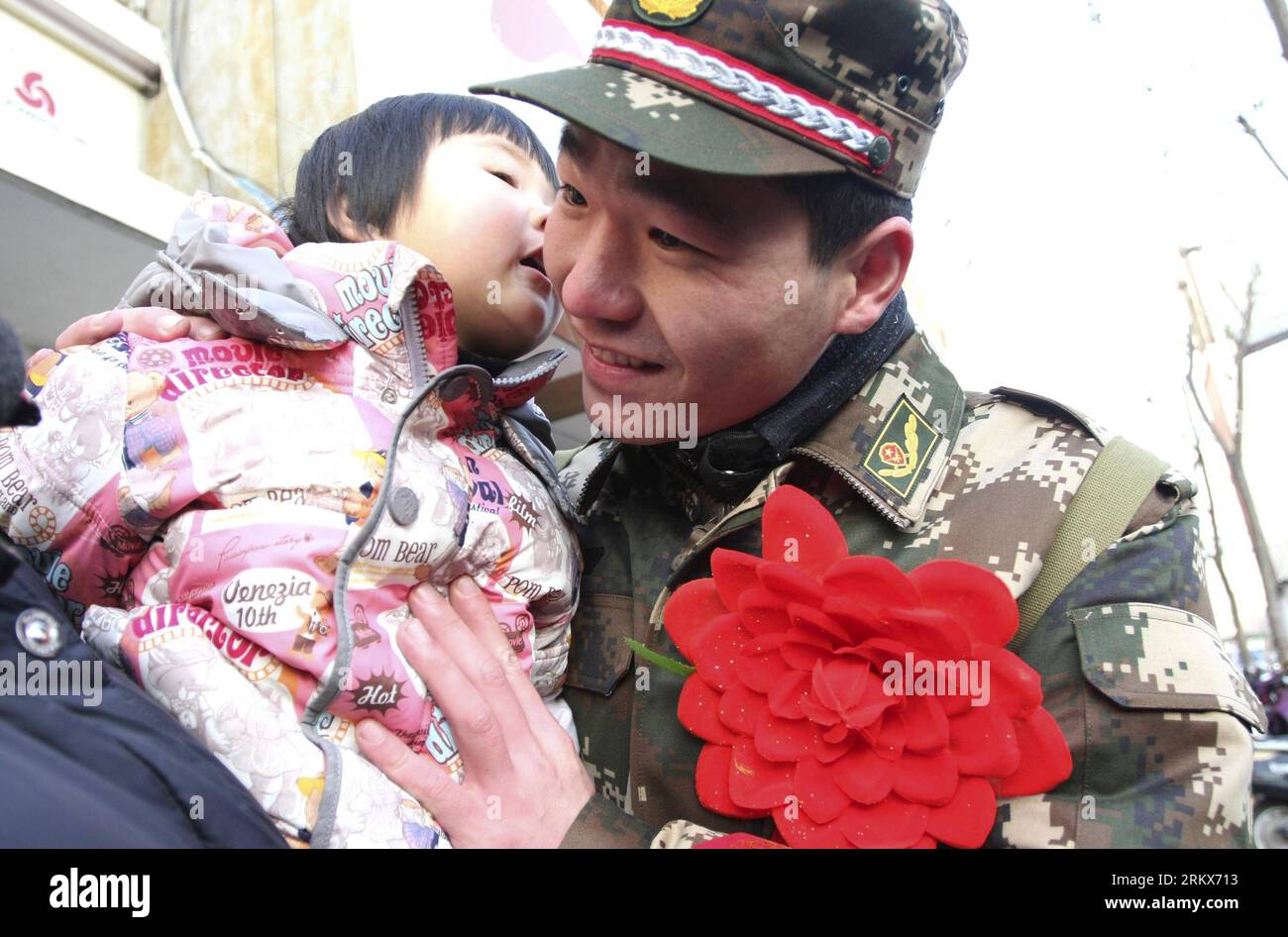 Bildnummer: 58903899  Datum: 10.12.2012  Copyright: imago/Xinhua (121210) -- LIANYUNGANG, Dec. 10, 2012 (Xinhua) -- A newly recruited soldier of People s Liberation Army (PLA) bids farewell to his family before setting off in Donghai County, east China s Jiangsu Province, Dec. 10, 2012. (Xinhua/Zhang Kaihu) (zc) CHINA-RECRUITS-SETTING OFF (CN) PUBLICATIONxNOTxINxCHN Gesellschaft Militär Rekruten Einberufung Rekrutierung Soldat x0x xac 2012 quer      58903899 Date 10 12 2012 Copyright Imago XINHUA  Lianyungang DEC 10 2012 XINHUA a newly  Soldier of Celebrities S Liberation Army PLA bids Farewel Stock Photo