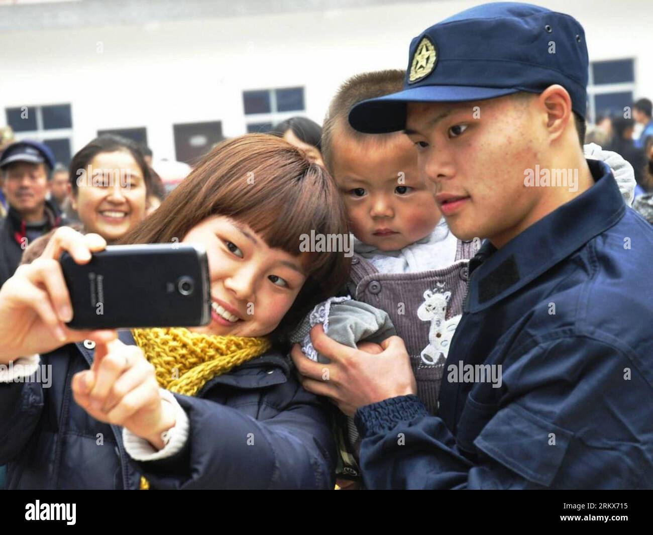Bildnummer: 58903898  Datum: 10.12.2012  Copyright: imago/Xinhua (121210) -- HANZHONG, Dec. 10, 2012 (Xinhua) -- A newly recruited soldier of People s Liberation Army (PLA) poses for photos with his family before setting off in Chenggu County, northwest China s Shaanxi Province, Dec. 10, 2012. (Xinhua/Shan Qinghua) (zc) CHINA-RECRUITS-SETTING OFF (CN) PUBLICATIONxNOTxINxCHN Gesellschaft Militär Rekruten Einberufung Rekrutierung Soldat x0x xac 2012 quer      58903898 Date 10 12 2012 Copyright Imago XINHUA  Hanzhong DEC 10 2012 XINHUA a newly  Soldier of Celebrities S Liberation Army PLA Poses f Stock Photo