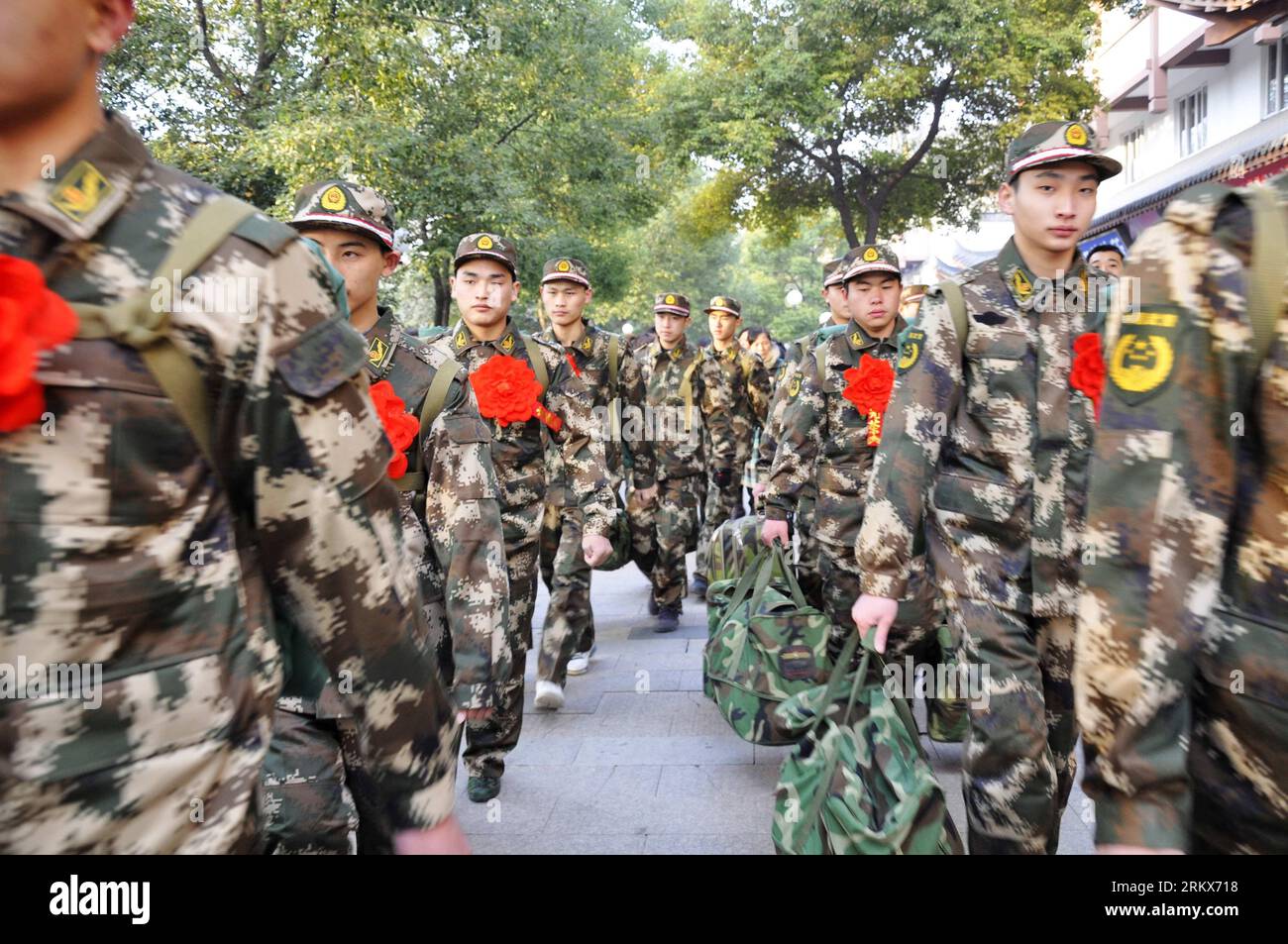 Bildnummer: 58903904  Datum: 10.12.2012  Copyright: imago/Xinhua (121210) -- YANGZHOU, Dec. 10, 2012 (Xinhua) -- Newly recruited soldiers of People s Liberation Army (PLA) prepare to set off in Yizheng, east China s Jiangsu Province, Dec. 10, 2012. (Xinhua/Zhou Xiaoming) (zc) CHINA-RECRUITS-SETTING OFF (CN) PUBLICATIONxNOTxINxCHN Gesellschaft Militär Rekruten Einberufung Rekrutierung Soldat x0x xac 2012 quer      58903904 Date 10 12 2012 Copyright Imago XINHUA  Yang Zhou DEC 10 2012 XINHUA newly  Soldiers of Celebrities S Liberation Army PLA prepare to Set off in Yizheng East China S Jiangsu P Stock Photo