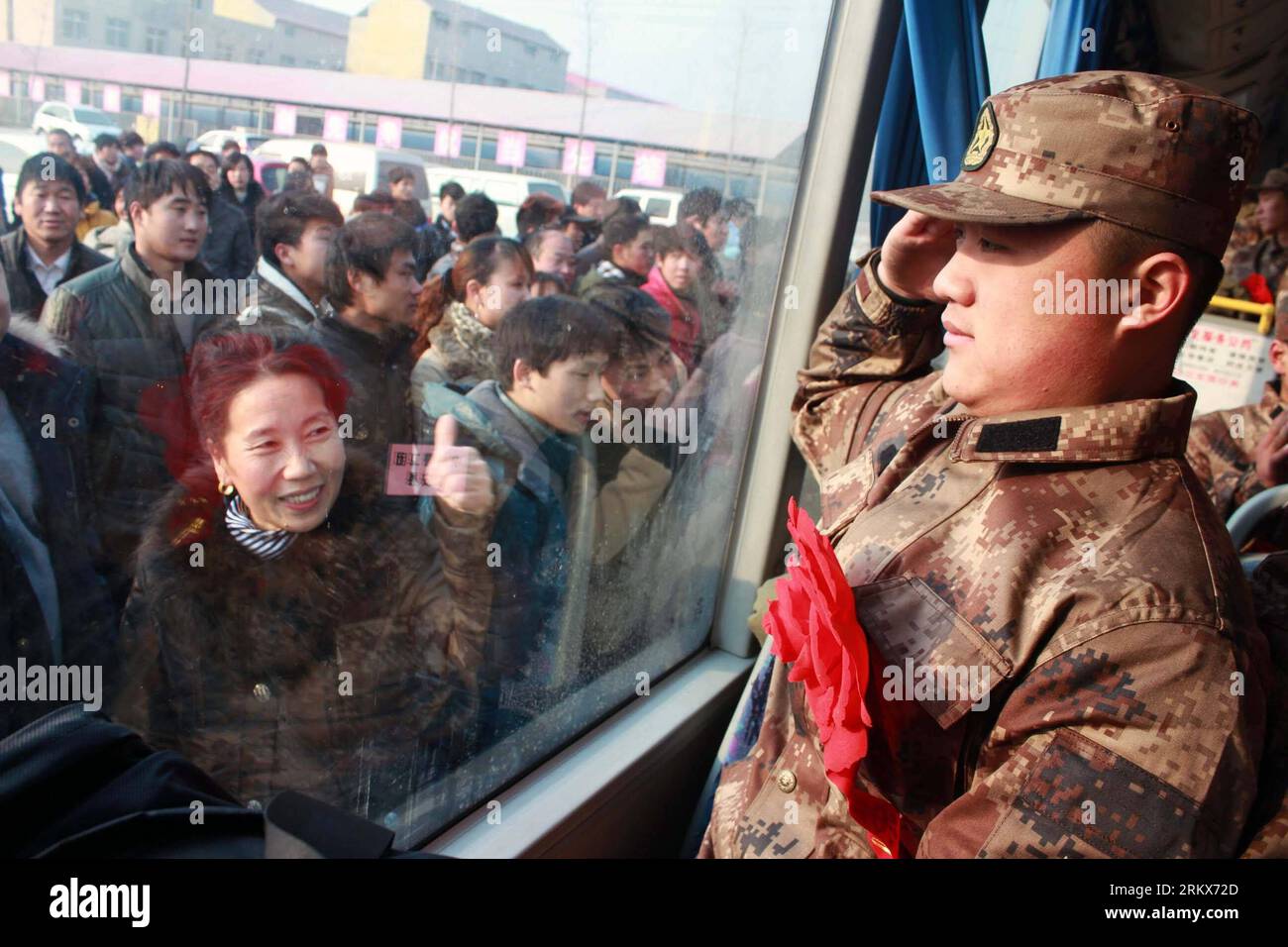 Bildnummer: 58903897  Datum: 10.12.2012  Copyright: imago/Xinhua (121210) -- HANDAN, Dec. 10, 2012 (Xinhua) -- A newly recruited soldier of People s Liberation Army (PLA) salutes to his mother before setting off in Cheng an County, north China s Hebei Province, Dec. 10, 2012. (Xinhua/Chang Hutao) (zc) CHINA-RECRUITS-SETTING OFF (CN) PUBLICATIONxNOTxINxCHN Gesellschaft Militär Rekruten Einberufung Rekrutierung Soldat x0x xac 2012 quer      58903897 Date 10 12 2012 Copyright Imago XINHUA  Handan DEC 10 2012 XINHUA a newly  Soldier of Celebrities S Liberation Army PLA salutes to His Mother Before Stock Photo