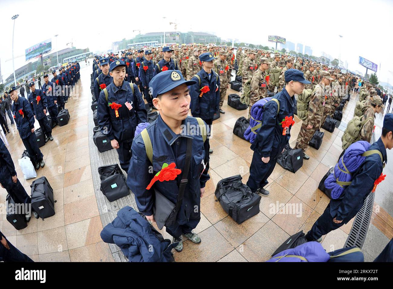 Bildnummer: 58903905  Datum: 10.12.2012  Copyright: imago/Xinhua (121210) -- ZHANGJIAJIE, Dec. 10, 2012 (Xinhua) -- Newly recruited soldiers of People s Liberation Army (PLA) attend a farewell ceremony before setting off in Zhangjiajie, central China s Hunan Province, Dec. 10, 2012. (Xinhua/Shao Ying) (zc) CHINA-RECRUITS-SETTING OFF (CN) PUBLICATIONxNOTxINxCHN Gesellschaft Militär Rekruten Einberufung Rekrutierung Soldat x0x xac 2012 quer      58903905 Date 10 12 2012 Copyright Imago XINHUA  Zhangjiajie DEC 10 2012 XINHUA newly  Soldiers of Celebrities S Liberation Army PLA attend a Farewell C Stock Photo