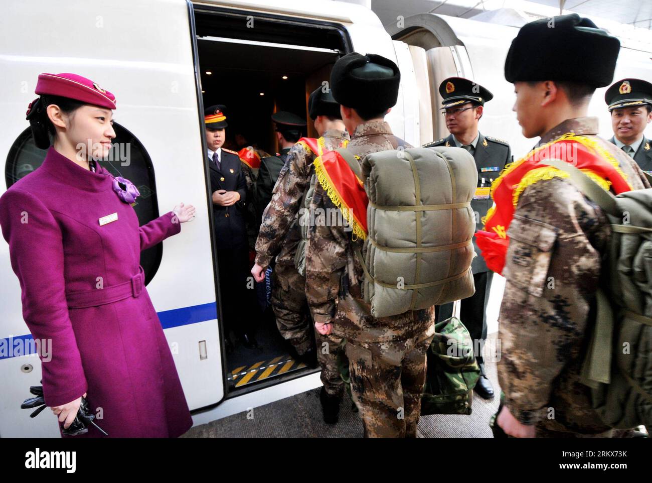 Bildnummer: 58903903  Datum: 10.12.2012  Copyright: imago/Xinhua (121210) -- TIANJIN, Dec. 10, 2012 (Xinhua) -- Newly recruited soldiers of People s Liberation Army (PLA) line to board a train in north China s Tianjin, Dec. 10, 2012. (Xinhua/Yang Baosen) (zc) CHINA-RECRUITS-SETTING OFF (CN) PUBLICATIONxNOTxINxCHN Gesellschaft Militär Rekruten Einberufung Rekrutierung Soldat x0x xac 2012 quer      58903903 Date 10 12 2012 Copyright Imago XINHUA  Tianjin DEC 10 2012 XINHUA newly  Soldiers of Celebrities S Liberation Army PLA Line to Board a Train in North China S Tianjin DEC 10 2012 XINHUA Yang Stock Photo