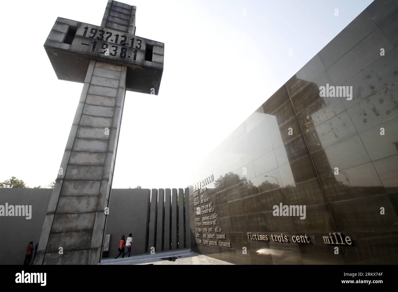 Bildnummer: 58906422  Datum: 11.12.2012  Copyright: imago/Xinhua (121211) -- NANJING, Dec. 11, 2012 (Xinhua) -- visit the Memorial Hall of the Victims in Nanjing Massacre by Japanese Invaders during the World War II in Nanjing, capital of east China s Jiangsu Province, Dec. 11, 2012. A series of memorial activities will be held to commemorate the 75th anniversary of the Nanjing Massacre that left some 300,000 Chinese dead when the Japanese occupied Nanjing on Dec. 13, 1937 and began a six-week massacre. (Xinhua/Dong Jinlin) (mp) CHINA-NANJING-MASSACRE-75TH ANNIVERSARY-MEMORIAL ACTIVITIES (CN) Stock Photo