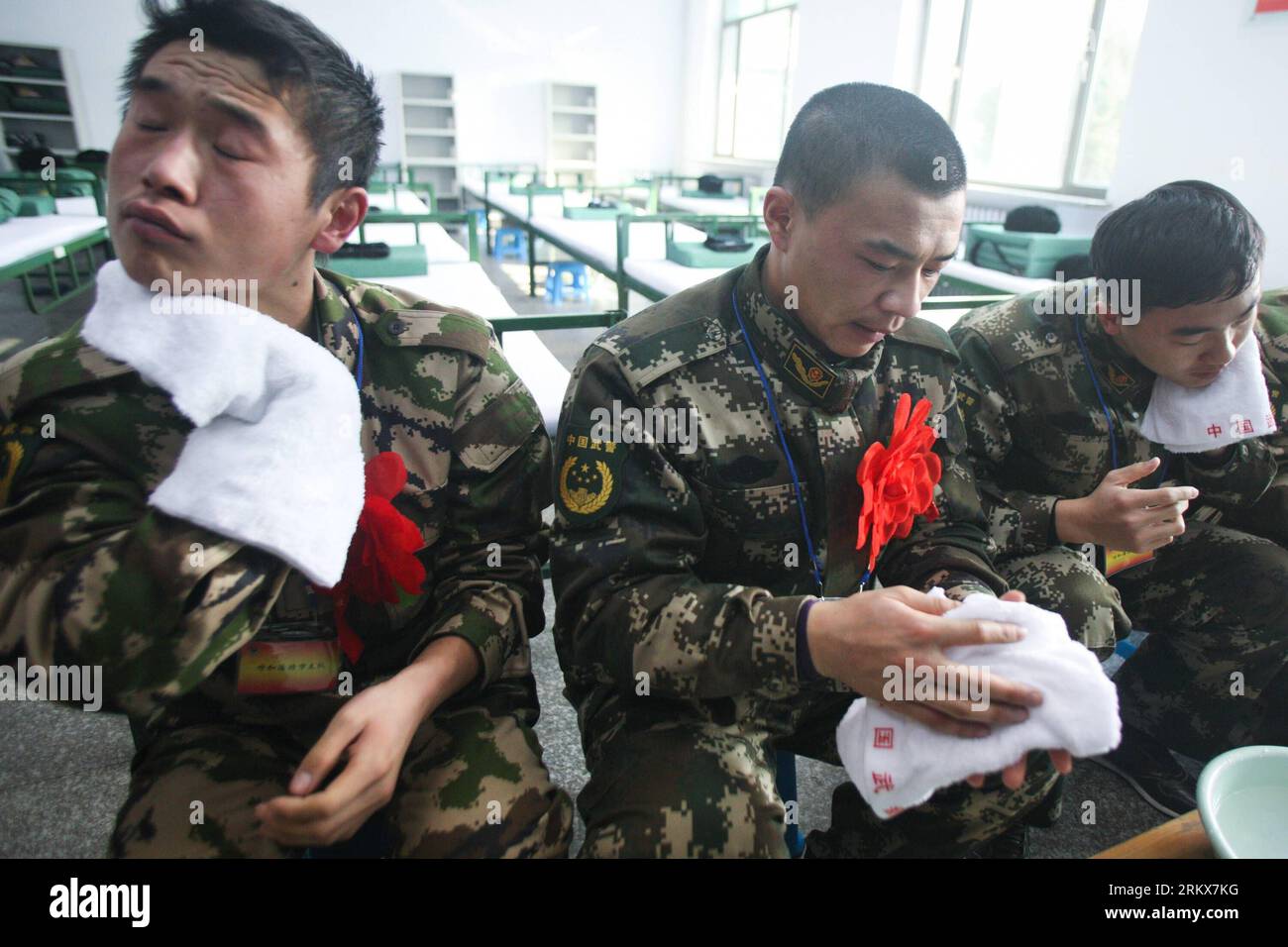 Bildnummer: 58910613  Datum: 12.12.2012  Copyright: imago/Xinhua (121212) -- HOHHOT, Dec. 12, 2012 (Xinhua) -- Newly recruited para-military policemen wash their faces upon their arrival at their barrack in Hohhot, north China s Inner Mongolia Autonomous Region, Dec. 12, 2012. Newly recruited soldiers of People s Liberation Army (PLA) and para-military policemen joined their units around the country recently. (Xinhua/Zhang Fan) (zn) CHINA-HOHHOT-MILITARY-NEW RECUITS (CN) PUBLICATIONxNOTxINxCHN Gesellschaft Militär Rekruten Einberufung x0x xac 2012 quer      58910613 Date 12 12 2012 Copyright I Stock Photo