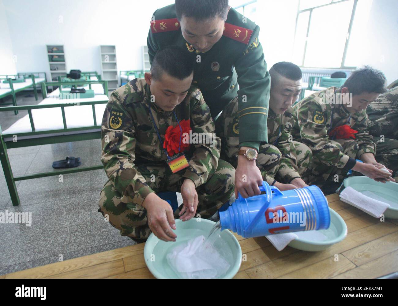 Bildnummer: 58910614  Datum: 12.12.2012  Copyright: imago/Xinhua (121212) -- HOHHOT, Dec. 12, 2012 (Xinhua) -- Newly recruited para-military policemen wash their faces upon their arrival at their barrack in Hohhot, north China s Inner Mongolia Autonomous Region, Dec. 12, 2012. Newly recruited soldiers of People s Liberation Army (PLA) and para-military policemen joined their units around the country recently. (Xinhua/Zhang Fan) (zn) CHINA-HOHHOT-MILITARY-NEW RECUITS (CN) PUBLICATIONxNOTxINxCHN Gesellschaft Militär Rekruten Einberufung x0x xac 2012 quer      58910614 Date 12 12 2012 Copyright I Stock Photo