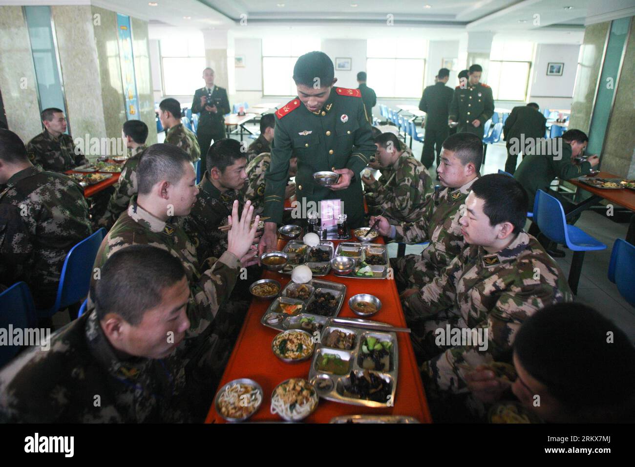 Bildnummer: 58910611  Datum: 12.12.2012  Copyright: imago/Xinhua (121212) -- HOHHOT, Dec. 12, 2012 (Xinhua) -- Newly recruited para-military policemen have lunch at a para-military policemen base in Hohhot, north China s Inner Mongolia Autonomous Region, Dec. 12, 2012. Newly recruited soldiers of People s Liberation Army (PLA) joined their army units around the country recently. (Xinhua/Zhang Fan) (zn) CHINA-HOHHOT-MILITARY-NEW RECUITS (CN) PUBLICATIONxNOTxINxCHN Gesellschaft Militär Rekruten Einberufung Verpflegung Essen x0x xac 2012 quer      58910611 Date 12 12 2012 Copyright Imago XINHUA Stock Photo