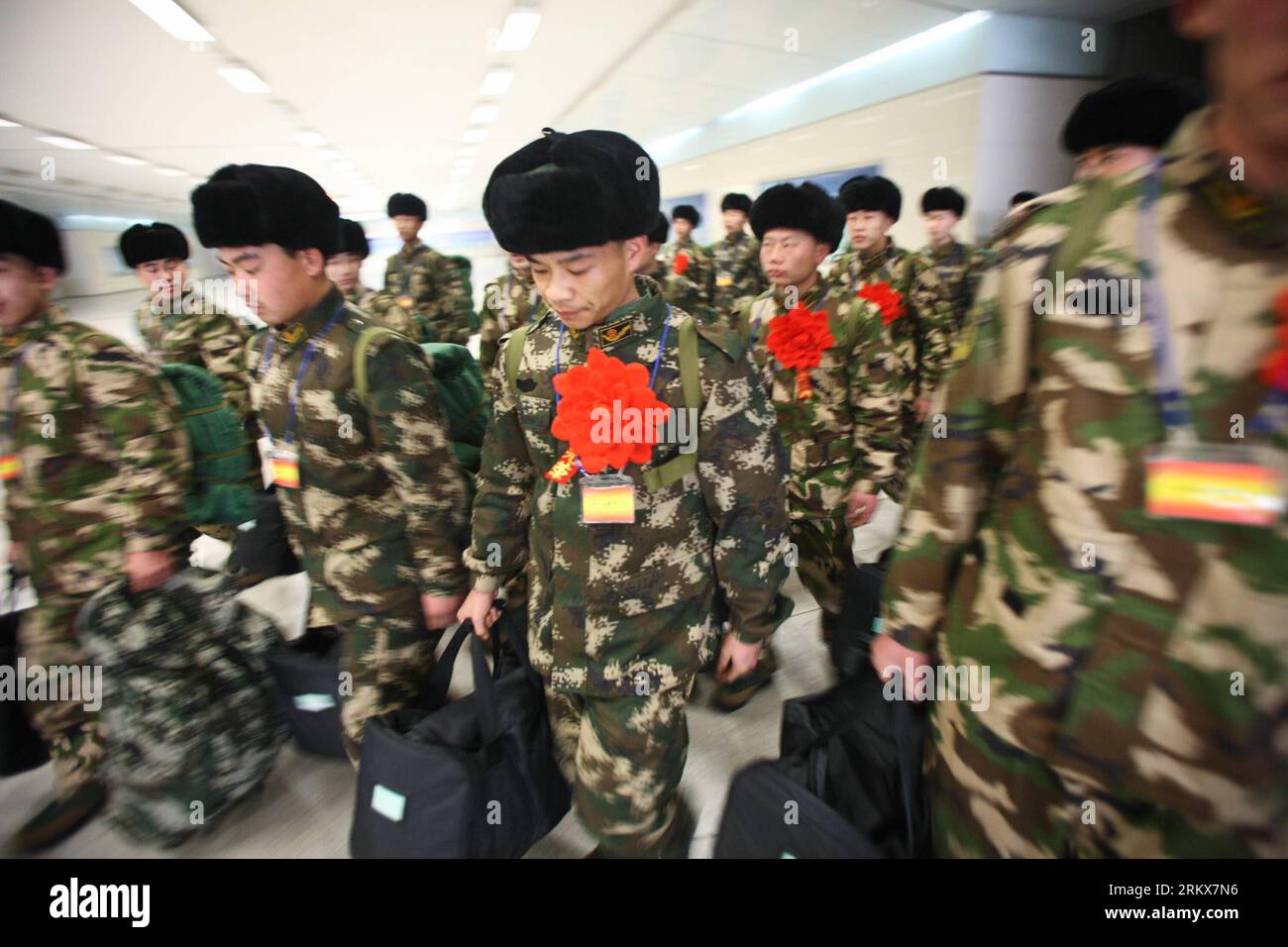 Bildnummer: 58910615  Datum: 12.12.2012  Copyright: imago/Xinhua (121212) -- HOHHOT, Dec. 12, 2012 (Xinhua) -- Newly recruited para-military policemen get off a train at a railway station in Hohhot, north China s Inner Mongolia Autonomous Region, Dec. 12, 2012. Newly recruited soldiers of People s Liberation Army (PLA) and para-military policemen joined their units around the country recently. (Xinhua/Zhang Fan) (zn) CHINA-HOHHOT-MILITARY-NEW RECUITS (CN) PUBLICATIONxNOTxINxCHN Gesellschaft Militär Rekruten Einberufung x0x xac 2012 quer      58910615 Date 12 12 2012 Copyright Imago XINHUA  Hoh Stock Photo