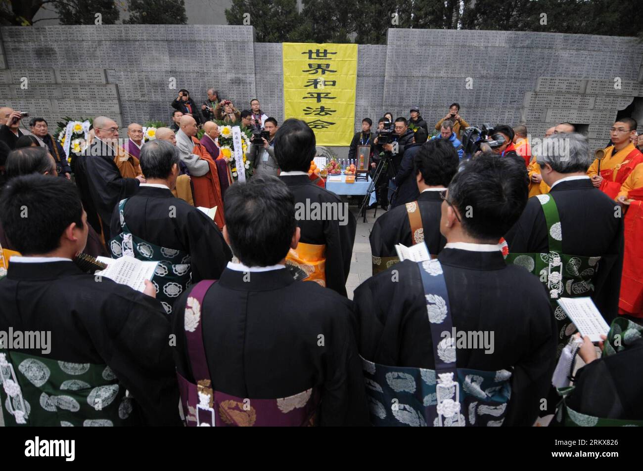 Bildnummer: 58914104  Datum: 13.12.2012  Copyright: imago/Xinhua (121213) -- NANJING, Dec. 13, 2012 (Xinhua) -- Japanese Buddhist monks chant mantras for Nanjing Massacre victims during a religious service at the Memorial Hall of the Victims in Nanjing Massacre by Japanese Invaders in Nanjing, capital of east China s Jiangsu Province, Dec. 13, 2012, to mark the 75th anniversary of the Nanjing Massacre. Nanjing was occupied on Dec. 13, 1937, by Japanese troops who began a six-week massacre. Records show more than 300,000 Chinese unarmed soldiers and civilians were killed. (Xinhua/Shen Peng) (lm Stock Photo