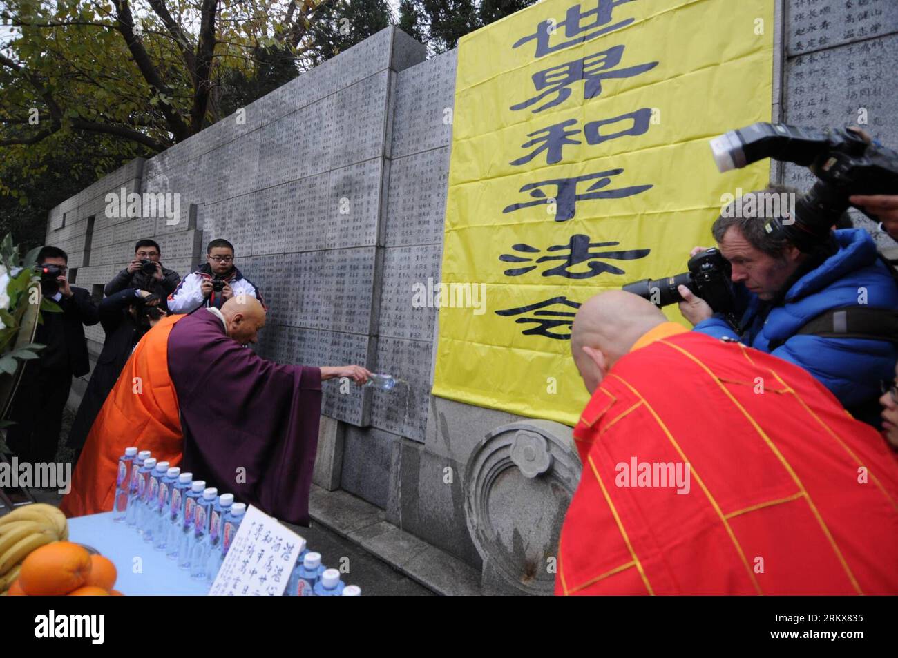 Bildnummer: 58914096  Datum: 13.12.2012  Copyright: imago/Xinhua (121213) -- NANJING, Dec. 13, 2012 (Xinhua) -- Chinese and Japanese Buddhist monks pray for Nanjing Massacre victims in front of a memorial wall on which names of the Nanjing Massacre victims are engraved, during a religious service at the Memorial Hall of the Victims in Nanjing Massacre by Japanese Invaders in Nanjing, capital of east China s Jiangsu Province, Dec. 13, 2012, to mark the 75th anniversary of the Nanjing Massacre. Nanjing was occupied on Dec. 13, 1937, by Japanese troops who began a six-week massacre. Records show Stock Photo