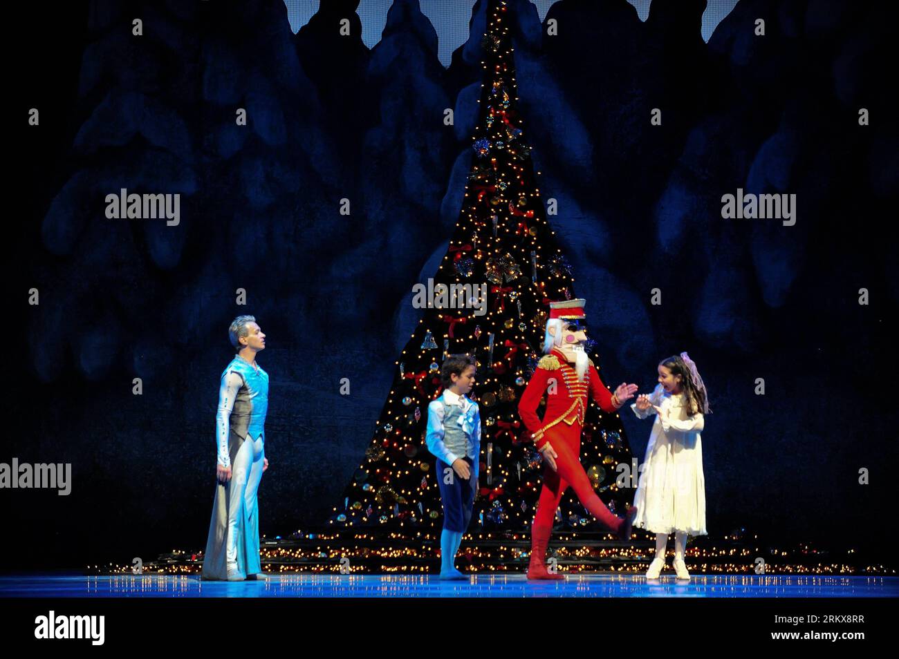 Bildnummer: 58917665  Datum: 13.12.2012  Copyright: imago/Xinhua (121214) -- SANTIAGO, Dec. 13, 2012 (Xinhua) -- Artists of the Ballet of Santiago perform El Cascanueces of Tchaikovski at the Municipal Theatre in Santiago, capital of Chile, Dec. 13, 2012. (Xinhua/Jorge Villegas) (zf) CHILE-SANTIAGO-BALLET PUBLICATIONxNOTxINxCHN Kultur Nussknacker xas x0x 2012 quer premiumd     58917665 Date 13 12 2012 Copyright Imago XINHUA  Santiago DEC 13 2012 XINHUA Artists of The Ballet of Santiago perform El  of  AT The Municipal Theatre in Santiago Capital of Chile DEC 13 2012 XINHUA Jorge Villegas ZF Ch Stock Photo