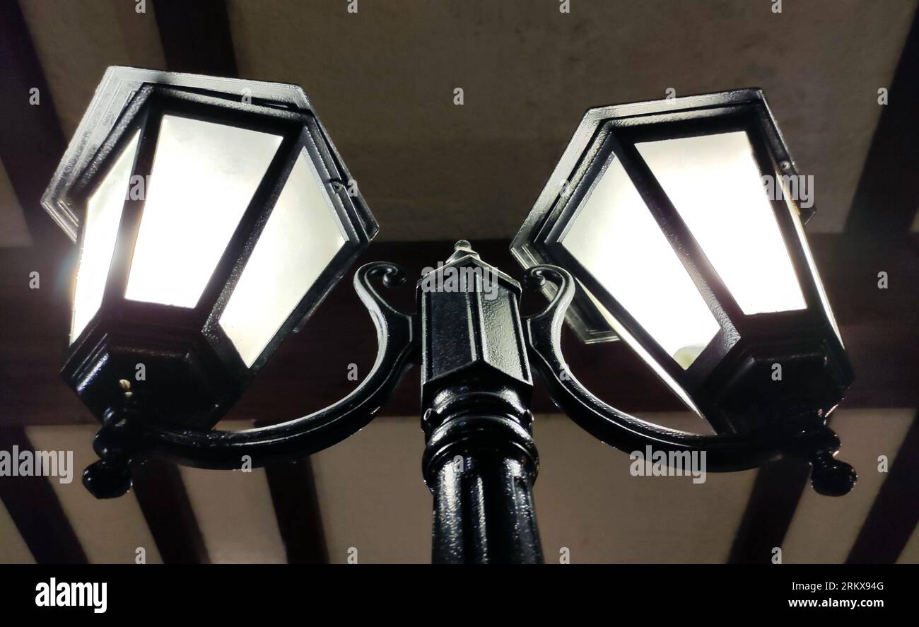 Old style london street lamps hi-res stock photography and images - Alamy