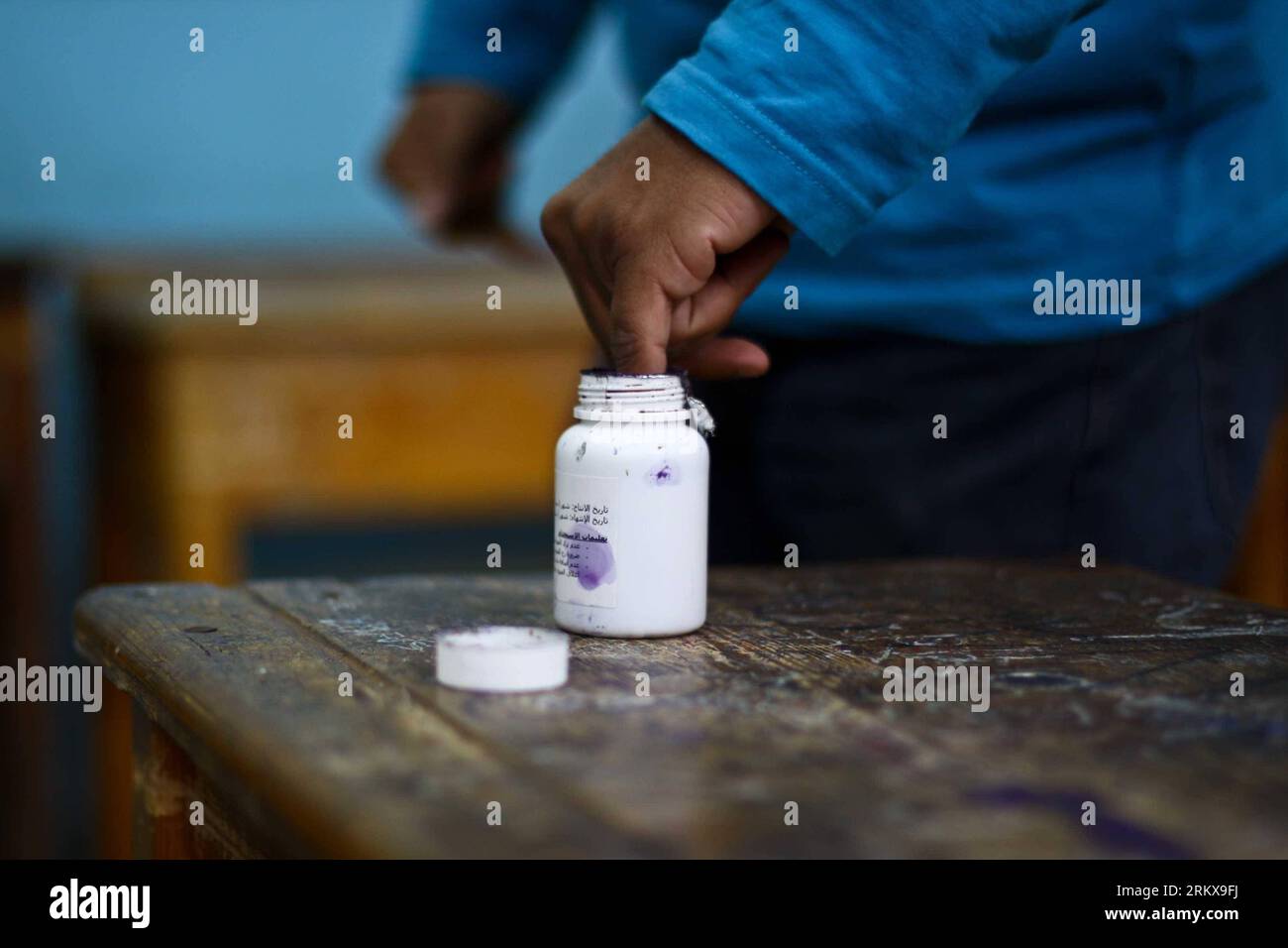 Bildnummer: 58922272  Datum: 15.12.2012  Copyright: imago/Xinhua (121215) -- ALEXANDRIA, Dec. 15, 2012 (Xinhua) -- An Egyptian voter dips his finger into the electoral ink at a polling station in Alexandria, Egypt, Dec. 15, 2012. (Xinhua/Amru Salahuddien) (psw) EGYPT-ALEXANDRIA-CONSTITUTION REFERENDUM PUBLICATIONxNOTxINxCHN Politik Wahl Abstimmung Referendum Verfassung x2x xds 2012 quer o0 Symbolfoto, Hand, Finger, Körperteile, Tinte, Identität, Identifizierung, Wähler, wählen     58922272 Date 15 12 2012 Copyright Imago XINHUA  Alexandria DEC 15 2012 XINHUA to Egyptian Voter Dips His Fingers Stock Photo