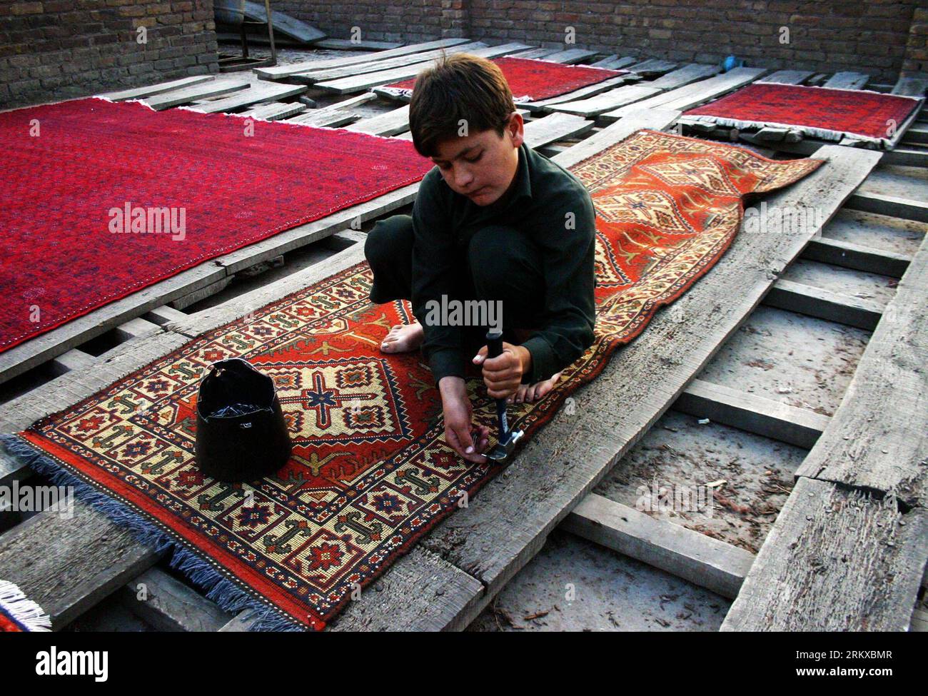 Bildnummer: 58936436  Datum: 20.12.2012  Copyright: imago/Xinhua (121220) -- PESHAWAR, Dec. 20, 2012 (Xinhua) -- A Pakistani boy crafts a hand-made carpet at a local carpet factory in northwest Pakistan s Peshawar, Dec. 20, 2012. According to reports, Pakistan s carpet exports have witnessed a huge decline of more than 50 percent during the last five years. (Xinhua/Ahmad Sidique) (zf) PAKISTAN-PESHAWAR-CARPET EXPORTS-DECREASE PUBLICATIONxNOTxINxCHN Wirtschaft Arbeit Teppich Fabrik Teppichfabrik x0x xdd 2012 quer      58936436 Date 20 12 2012 Copyright Imago XINHUA  Peshawar DEC 20 2012 XINHUA Stock Photo