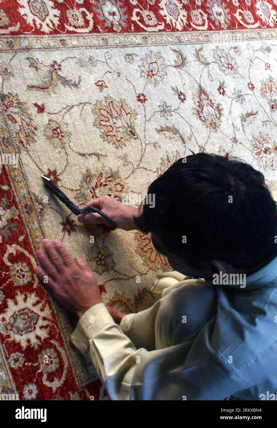 Bildnummer: 58936437  Datum: 20.12.2012  Copyright: imago/Xinhua (121220) -- PESHAWAR, Dec. 20, 2012 (Xinhua) -- A Pakistani man works on a hand-made carpet at a local carpet factory in northwest Pakistan s Peshawar, Dec. 20, 2012. According to reports, Pakistan s carpet exports have witnessed a huge decline of more than 50 percent during the last five years. (Xinhua/Ahmad Sidique) (zf) PAKISTAN-PESHAWAR-CARPET EXPORTS-DECREASE PUBLICATIONxNOTxINxCHN Wirtschaft Arbeit Teppich Fabrik Teppichfabrik x0x xdd 2012 hoch      58936437 Date 20 12 2012 Copyright Imago XINHUA  Peshawar DEC 20 2012 XINHU Stock Photo