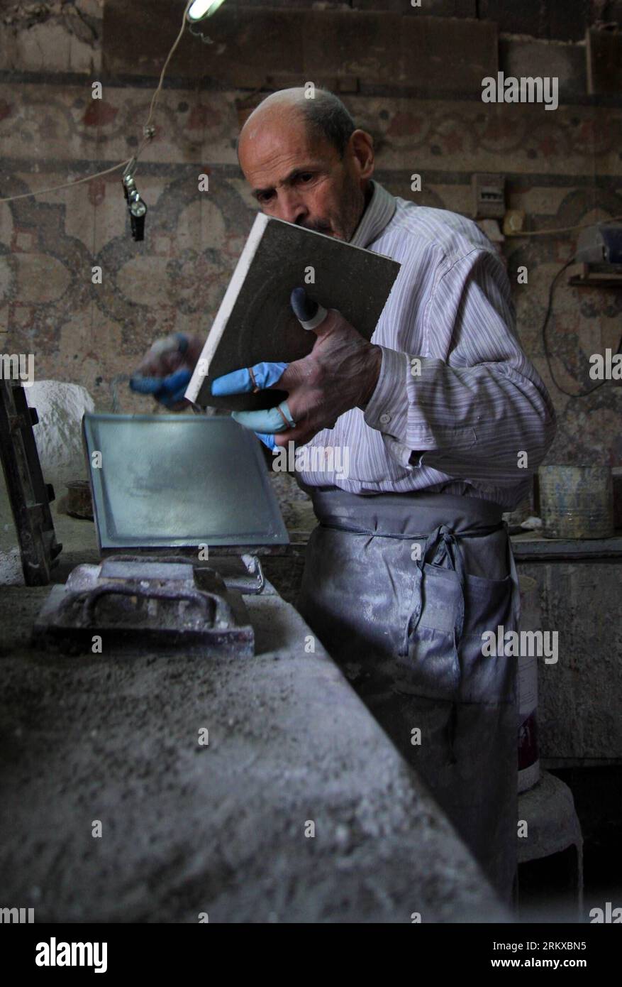 Bildnummer: 58936433  Datum: 20.12.2012  Copyright: imago/Xinhua (121220) -- NABLUS, Dec. 20, 2012 (Xinhua) -- A Palestinian worker puts colored sand into a templet to make tiles at a small factory in the West bank city of Nablus, Dec. 20, 2012. This kind of hand-made tiles has a history of more than 100 years. (Xinhua/Ayman Nobani) (zf) MIDEAST-NABLUS-TILES PUBLICATIONxNOTxINxCHN Wirtschaft Arbeit Handwerk Fliesen Manufaktur Fabrik Fliesenmanufaktur x0x xdd 2012 hoch      58936433 Date 20 12 2012 Copyright Imago XINHUA  Nablus DEC 20 2012 XINHUA a PALESTINIAN Worker Puts Colored Sand into a Stock Photo