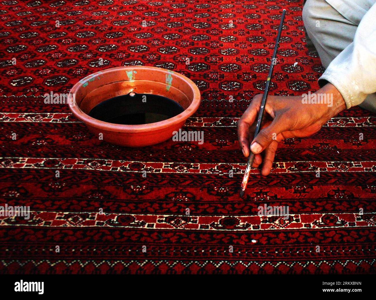 Bildnummer: 58936434  Datum: 20.12.2012  Copyright: imago/Xinhua (121220) -- PESHAWAR, Dec. 20, 2012 (Xinhua) -- A Pakistani man paints a hand-made carpet at a local carpet factory in northwest Pakistan s Peshawar, Dec. 20, 2012. According to reports, Pakistan s carpet exports have witnessed a huge decline of more than 50 percent during the last five years. (Xinhua/Ahmad Sidique) (zf) PAKISTAN-PESHAWAR-CARPET EXPORTS-DECREASE PUBLICATIONxNOTxINxCHN Wirtschaft Arbeit Teppich Fabrik Teppichfabrik x0x xdd 2012 quer      58936434 Date 20 12 2012 Copyright Imago XINHUA  Peshawar DEC 20 2012 XINHUA Stock Photo