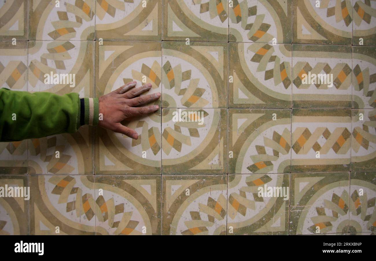 Bildnummer: 58936432  Datum: 20.12.2012  Copyright: imago/Xinhua (121220) -- NABLUS, Dec. 20, 2012 (Xinhua) -- A Palestinian worker shows colored tiles at a small factory in the West bank city of Nablus, Dec. 20, 2012. This kind of hand-made tiles has a history of more than 100 years. (Xinhua/Ayman Nobani) (zf) MIDEAST-NABLUS-TILES PUBLICATIONxNOTxINxCHN Wirtschaft Arbeit Handwerk Fliesen Manufaktur Fabrik Fliesenmanufaktur x0x xdd 2012 quer      58936432 Date 20 12 2012 Copyright Imago XINHUA  Nablus DEC 20 2012 XINHUA a PALESTINIAN Worker Shows Colored Tiles AT a Small Factory in The WEST Ba Stock Photo