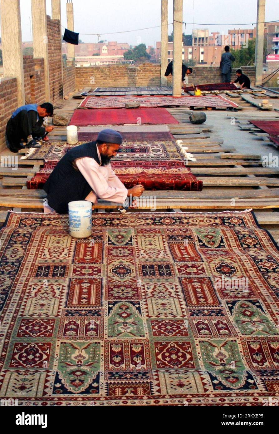 Bildnummer: 58936439  Datum: 20.12.2012  Copyright: imago/Xinhua (121220) -- PESHAWAR, Dec. 20, 2012 (Xinhua) -- Pakistani men craft hand-made carpets at a local carpet factory in northwest Pakistan s Peshawar, Dec. 20, 2012. According to reports, Pakistan s carpet exports have witnessed a huge decline of more than 50 percent during the last five years. (Xinhua/Ahmad Sidique) (zf) PAKISTAN-PESHAWAR-CARPET EXPORTS-DECREASE PUBLICATIONxNOTxINxCHN Wirtschaft Arbeit Teppich Fabrik Teppichfabrik x0x xdd 2012 hoch      58936439 Date 20 12 2012 Copyright Imago XINHUA  Peshawar DEC 20 2012 XINHUA Paki Stock Photo