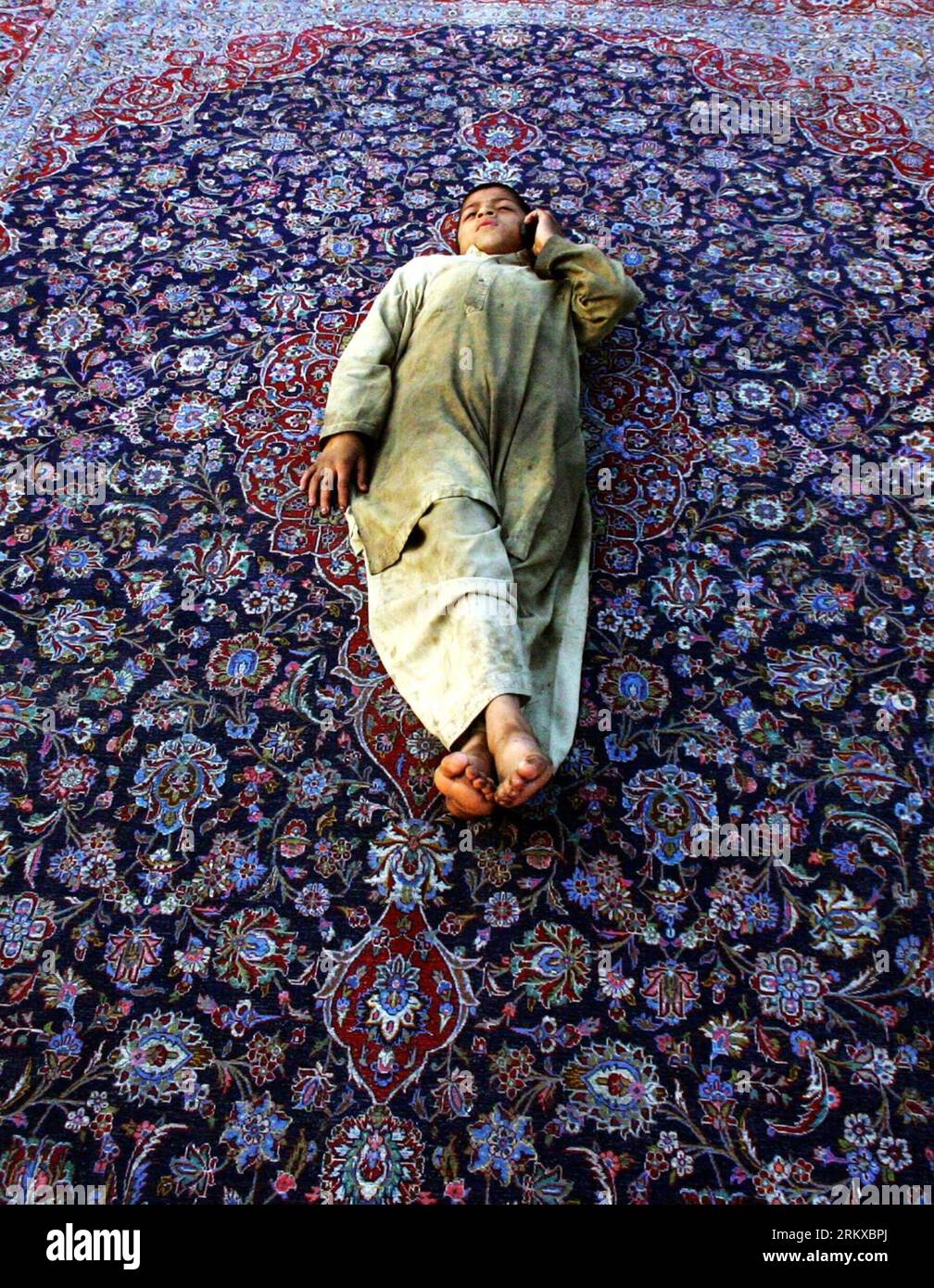 Bildnummer: 58936435  Datum: 20.12.2012  Copyright: imago/Xinhua (121220) -- PESHAWAR, Dec. 20, 2012 (Xinhua) -- A Pakistani boy rests on a hand-made carpet at a local carpet factory in northwest Pakistan s Peshawar, Dec. 20, 2012. According to reports, Pakistan s carpet exports have witnessed a huge decline of more than 50 percent during the last five years. (Xinhua/Ahmad Sidique) (zf) PAKISTAN-PESHAWAR-CARPET EXPORTS-DECREASE PUBLICATIONxNOTxINxCHN Wirtschaft Arbeit Teppich Fabrik Teppichfabrik x0x xdd 2012 hoch      58936435 Date 20 12 2012 Copyright Imago XINHUA  Peshawar DEC 20 2012 XINHU Stock Photo
