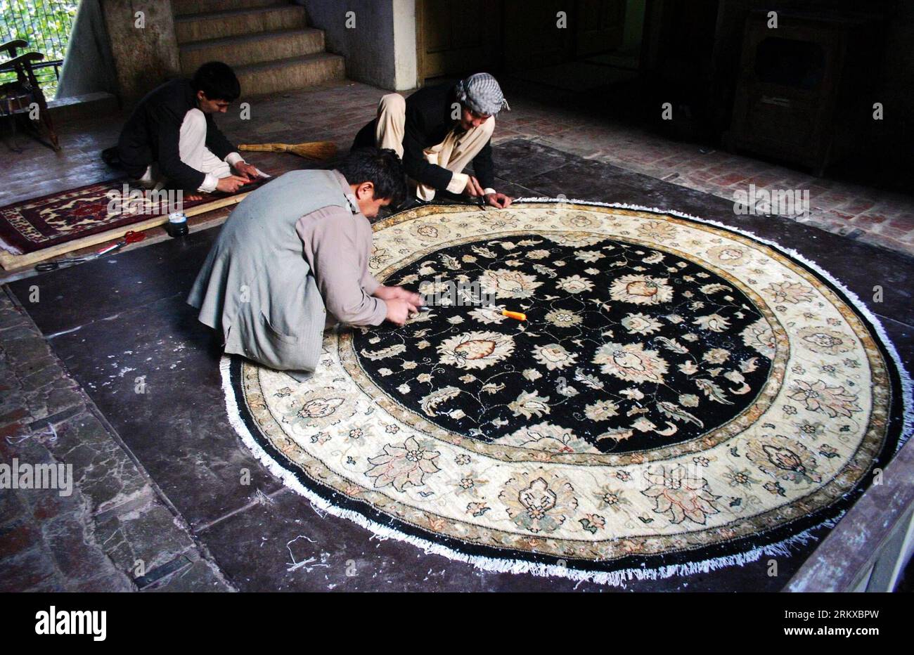 Bildnummer: 58936438  Datum: 20.12.2012  Copyright: imago/Xinhua (121220) -- PESHAWAR, Dec. 20, 2012 (Xinhua) -- Pakistani men craft hand-made carpets at a local carpet factory in northwest Pakistan s Peshawar, Dec. 20, 2012. According to reports, Pakistan s carpet exports have witnessed a huge decline of more than 50 percent during the last five years. (Xinhua/Ahmad Sidique) (zf) PAKISTAN-PESHAWAR-CARPET EXPORTS-DECREASE PUBLICATIONxNOTxINxCHN Wirtschaft Arbeit Teppich Fabrik Teppichfabrik x0x xdd 2012 quer      58936438 Date 20 12 2012 Copyright Imago XINHUA  Peshawar DEC 20 2012 XINHUA Paki Stock Photo