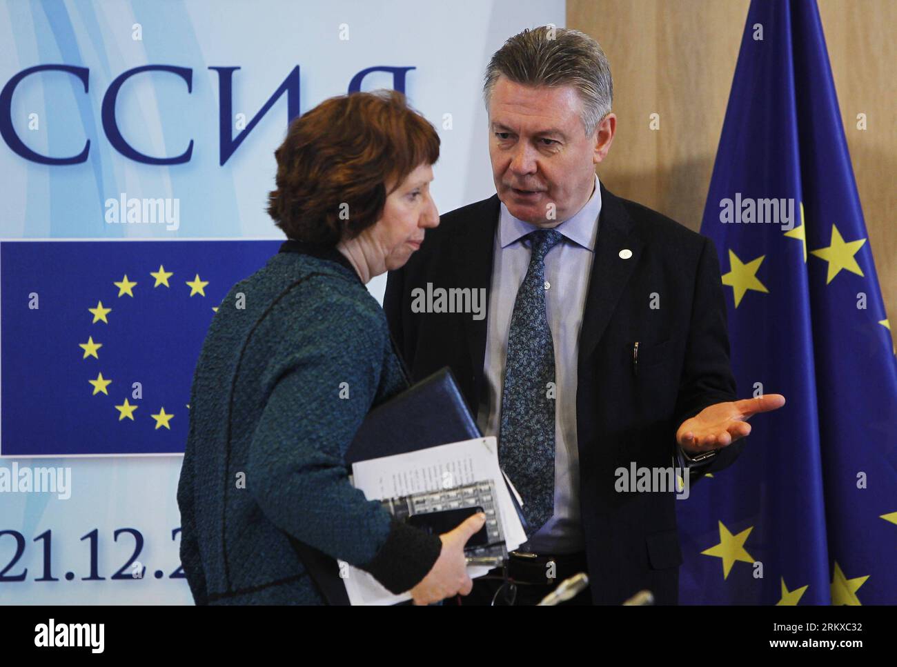 Bildnummer: 58940969  Datum: 21.12.2012  Copyright: imago/Xinhua (121221) -- BRUSSELS, Dec. 21, 2012 (Xinhua) -- EU Trade Commissioner Karel De Gucht (R) talks with EU Foreign Policy chief Catherine Ashton before EU-Russia Summit at the EU headquarters in Brussels, capital of Belgium, on Dec. 21, 2012. (Xinhua/Zhou Lei) (ypf) BRUSSELS-EU-RUSSIA-SUMMIT PUBLICATIONxNOTxINxCHN People Politik EU Russland Gipfel premiumd x0x xrj 2012 quer      58940969 Date 21 12 2012 Copyright Imago XINHUA  Brussels DEC 21 2012 XINHUA EU Trade Commissioner Karel de Gucht r Talks With EU Foreign Policy Chief Cather Stock Photo