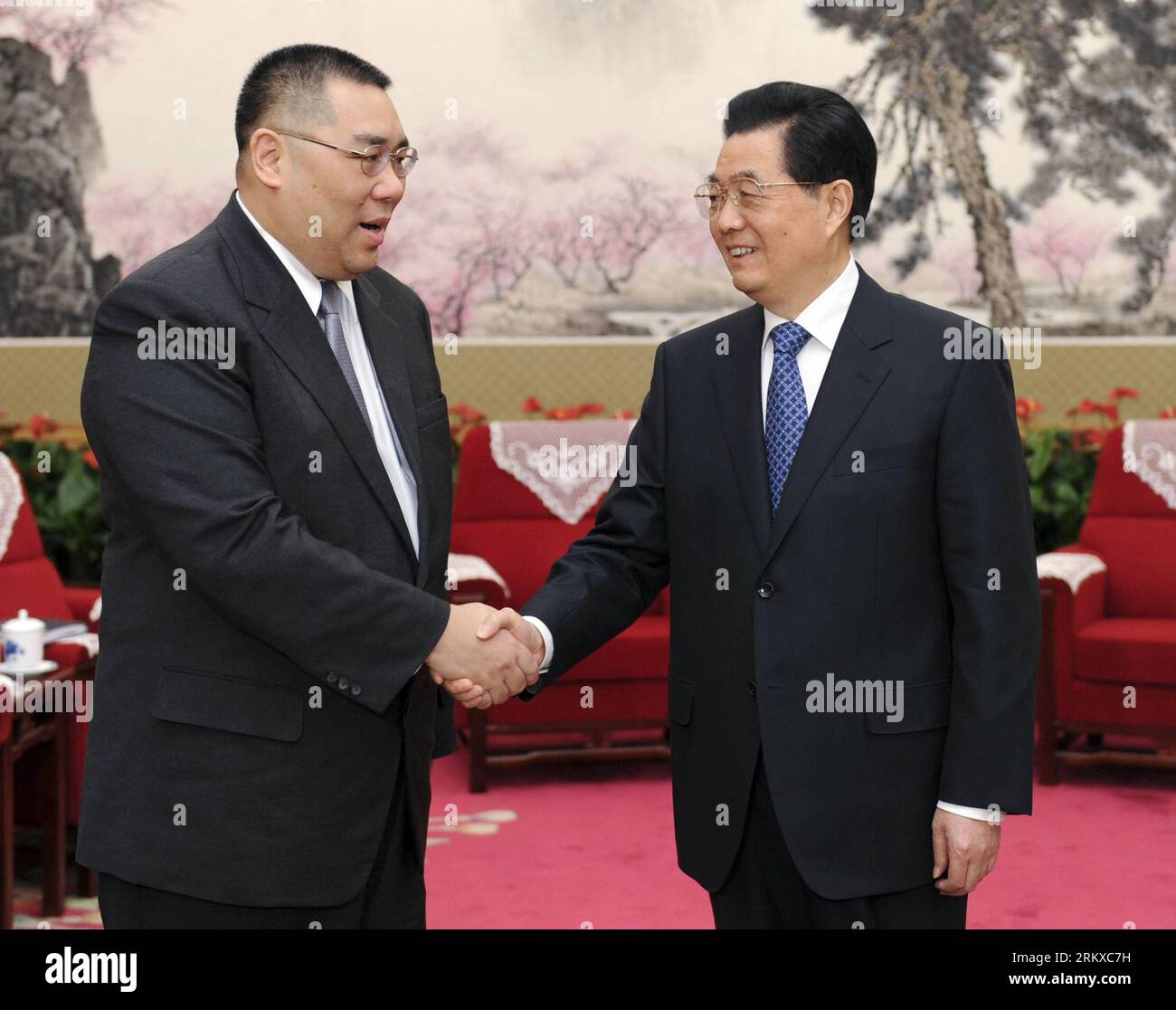 Bildnummer: 58940973  Datum: 21.12.2012  Copyright: imago/Xinhua (121221) -- BEIJING, Dec. 21, 2012 (Xinhua) -- Chinese President Hu Jintao (R) meets with Chui Sai On, Chief Executive of Macao Special Administrative Region, in Beijing, capital of China, Dec. 21, 2012. (Xinhua/Zhang Duo) (mp) CHINA-BEIJING-HU JINTAO-MEETING(CN) PUBLICATIONxNOTxINxCHN People Politik x0x xrj 2012 quer      58940973 Date 21 12 2012 Copyright Imago XINHUA  Beijing DEC 21 2012 XINHUA Chinese President HU Jintao r Meets With Chui Sai ON Chief Executive of Macao Special Administrative Region in Beijing Capital of Chin Stock Photo