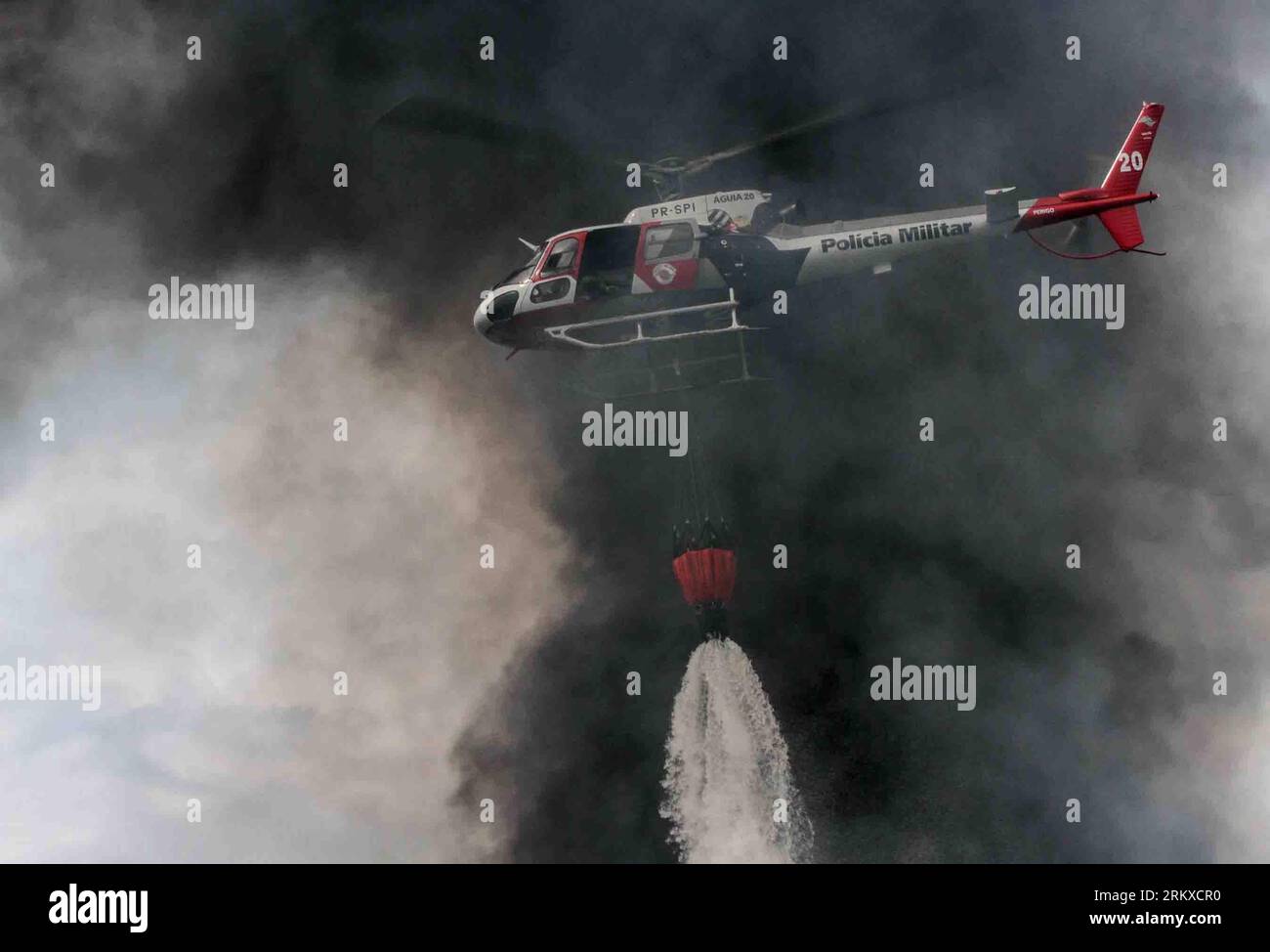 Bildnummer: 58946834  Datum: 22.12.2012  Copyright: imago/Xinhua A helicopter sprays water over a fire in a mattress factory, in the district of Vila Mariana, Ribeirao Preto, Sao Paulo, Brazil, on Dec. 22, 2012. (Xinhua/Alfredo Risk/Futura Press/Agencia Estado)(zyw) BRAZIL OUT BRAZIL-SAN PAULO-MATTRESS FACTORY-FIRE PUBLICATIONxNOTxINxCHN Gesellschaft Brand Feuer Löschen Feuerwehr Luft Helikopter Rauch x0x xds 2012 quer     58946834 Date 22 12 2012 Copyright Imago XINHUA a Helicopter Sprays Water Over a Fire in a mattress Factory in The District of Vila Mariana  Preto Sao Paulo Brazil ON DEC 22 Stock Photo