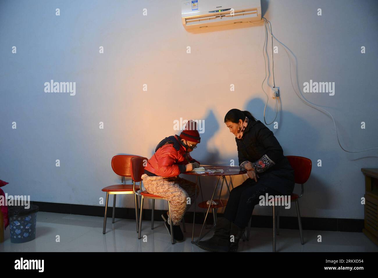 Bildnummer: 58948573  Datum: 19.12.2012  Copyright: imago/Xinhua A mother and her child Luo Chunming, who is suffering from leukemia, are seen at home in Zhoudang Township of Luoshan County, central China s Henan Province, Dec. 20, 2012. Luo was diagnosed with leukemia in 2011, and has spent over 600,000 yuan (96,300 U.S. dollars) for medical treatment. (Xinhua/Jin Liangkuai) (ry) CHINA-HENAN-LEUKEMIA-CHILDREN (CN) PUBLICATIONxNOTxINxCHN Gesellschaft krank Krankheit Leukämie Armut Kind x0x xrj 2012 quer     58948573 Date 19 12 2012 Copyright Imago XINHUA a Mother and her Child Luo Chunming Who Stock Photo