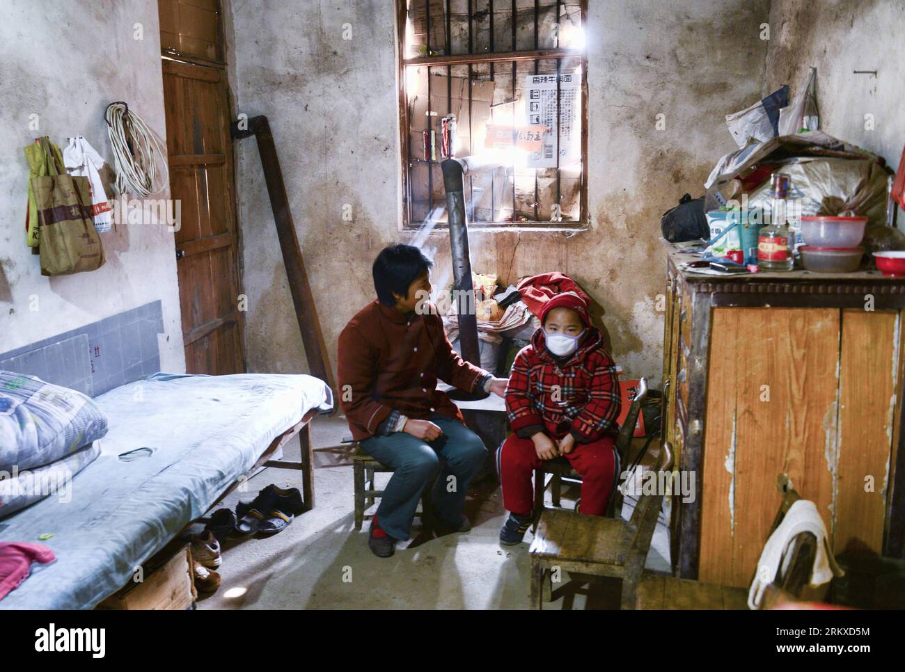 Bildnummer: 58948574  Datum: 19.12.2012  Copyright: imago/Xinhua A mother and her child Hu Ke, who is suffering from leukemia, are seen at home in Xingji Township of Xinyang City, central China s Henan Province, Dec. 19, 2012. Hu was diagnosed with leukemia in 2010, and has spent over 300,000 yuan (48,120 U.S. dollars) for medical treatment. (Xinhua/Jin Liangkuai) (ry) CHINA-HENAN-LEUKEMIA-CHILDREN (CN) PUBLICATIONxNOTxINxCHN Gesellschaft krank Krankheit Leukämie Armut Kind x0x xrj 2012 quer     58948574 Date 19 12 2012 Copyright Imago XINHUA a Mother and her Child HU Ke Who IS Suffering from Stock Photo