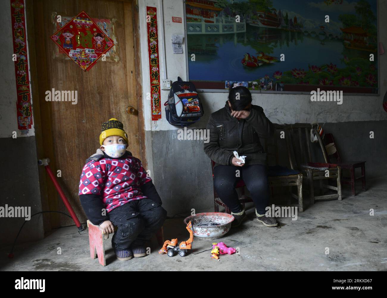 Bildnummer: 58948572  Datum: 19.12.2012  Copyright: imago/Xinhua A mother and her child Xie Hao, who is suffering from leukemia, are seen at home in Zhugan Township of Luoshan County, central China s Henan Province, Dec. 20, 2012. Xie was diagnosed with leukemia in 2011, and has spent over 100,000 yuan (16,050 U.S. dollars) for medical treatment. (Xinhua/Jin Liangkuai) (ry) CHINA-HENAN-LEUKEMIA-CHILDREN (CN) PUBLICATIONxNOTxINxCHN Gesellschaft krank Krankheit Leukämie Armut Kind x0x xrj 2012 quer     58948572 Date 19 12 2012 Copyright Imago XINHUA a Mother and her Child Xie Hao Who IS Sufferin Stock Photo