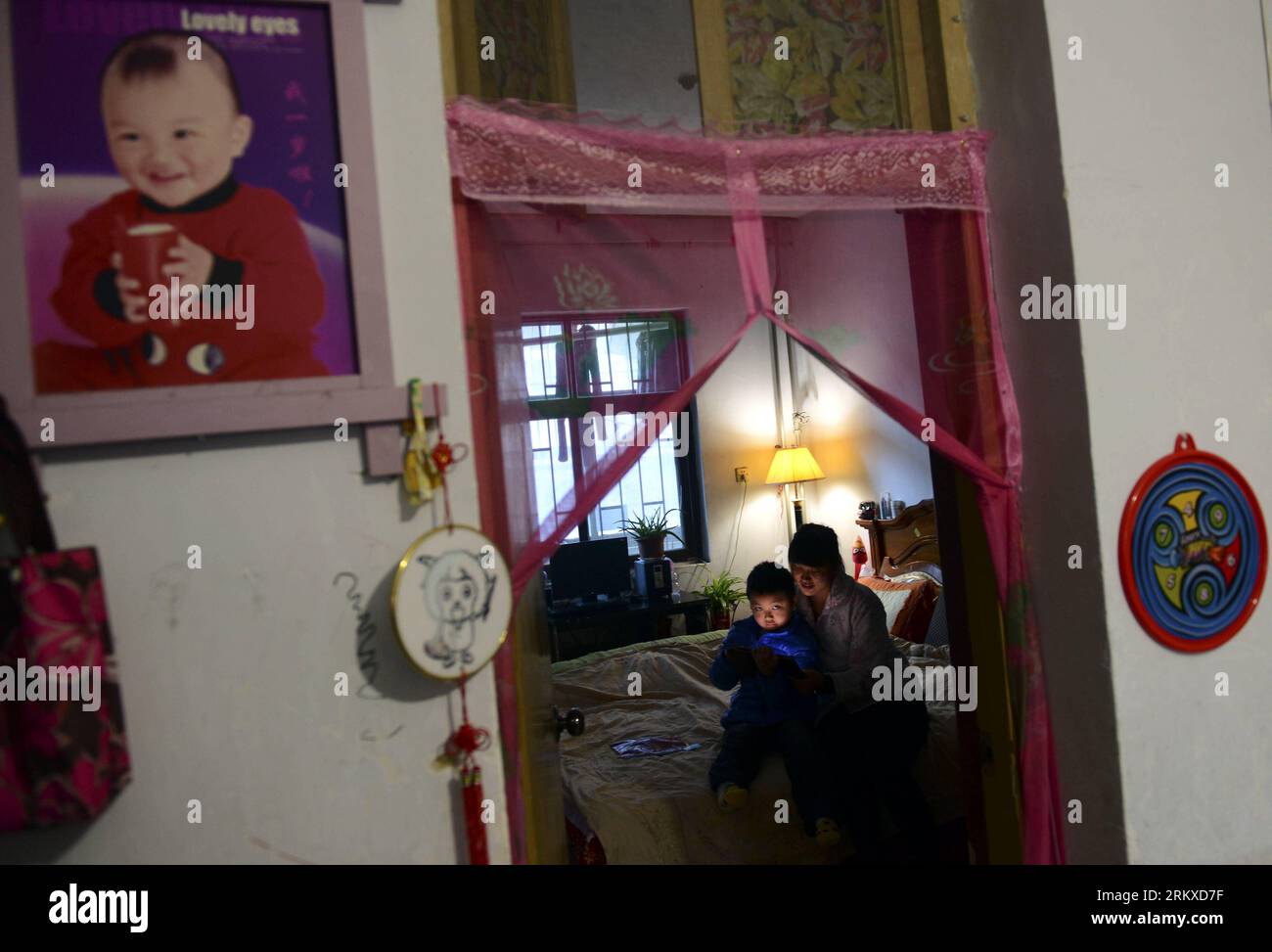 Bildnummer: 58948571  Datum: 19.12.2012  Copyright: imago/Xinhua Li Weizhen, a young boy suffering from leukemia, is seen at home with his mother in Xinyang City, central China s Henan Province, Dec. 19, 2012. Li was diagnosed with leukemia in 2011, and has spent nearly 300,000 yuan (48,120 U.S. dollars) for medical treatment. (Xinhua/Jin Liangkuai) (ry) CHINA-HENAN-LEUKEMIA-CHILDREN (CN) PUBLICATIONxNOTxINxCHN Gesellschaft krank Krankheit Leukämie Armut Kind x0x xrj 2012 quer     58948571 Date 19 12 2012 Copyright Imago XINHUA left  a Young Boy Suffering from Leukemia IS Lakes AT Home With Hi Stock Photo