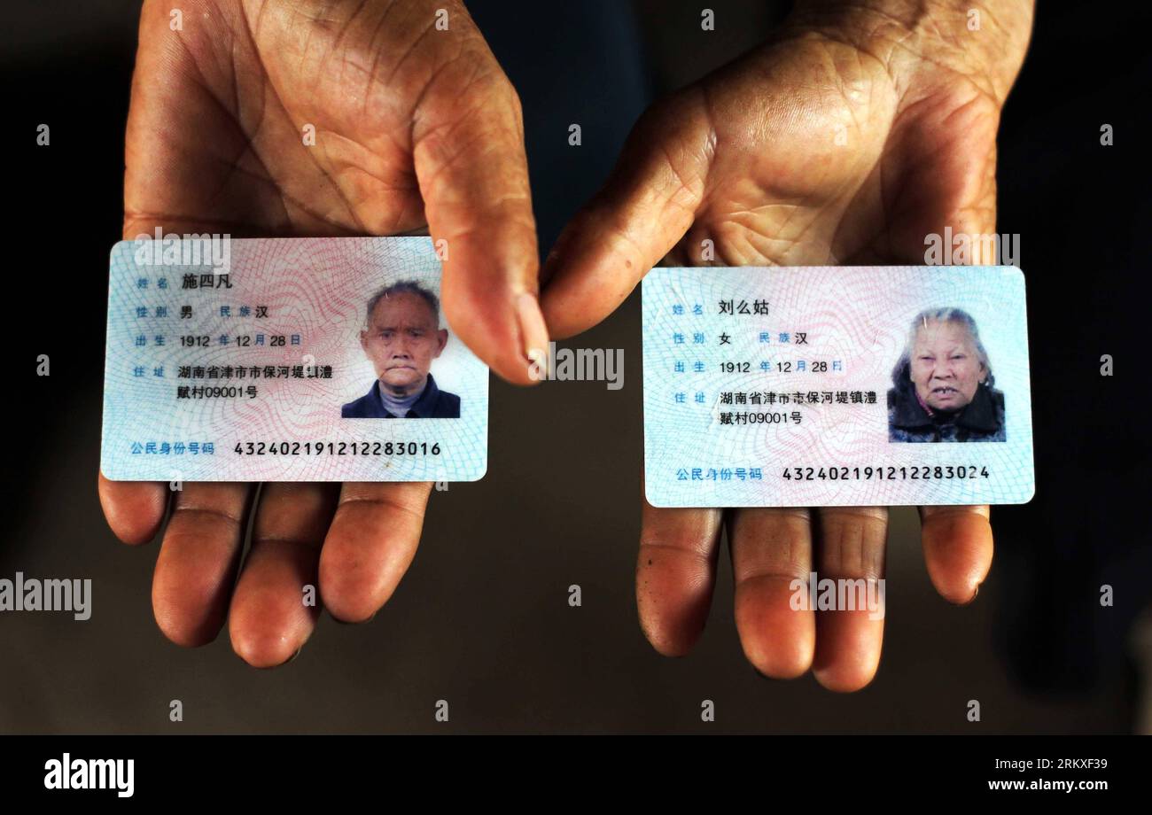 Bildnummer: 58954457  Datum: 28.12.2012  Copyright: imago/Xinhua (121228) -- CHANGDE, Dec. 28, 2012 (Xinhua) -- Shi Sifan (L) and his wife Liu Yaogu demonstrate their ID cards in Changde, central China s Hunan Province, Dec. 28, 2012. Shi Sifan and Liu Yaogu, both of whom were born on Dec. 28, 1912, celebrated their 100th birthday on Friday. The centenarian couple have been married for 78 years and have four children. (Xinhua/Pan Jinglin) (lmm) CHINA-HUNAN-CHANGDE-LONGEVITY-CENTENARIAN COUPLE-BIRTHDAY (CN) PUBLICATIONxNOTxINxCHN Gesellschaft Land Leute Senioren Rentner 100 Jahre alt Alter Hund Stock Photo