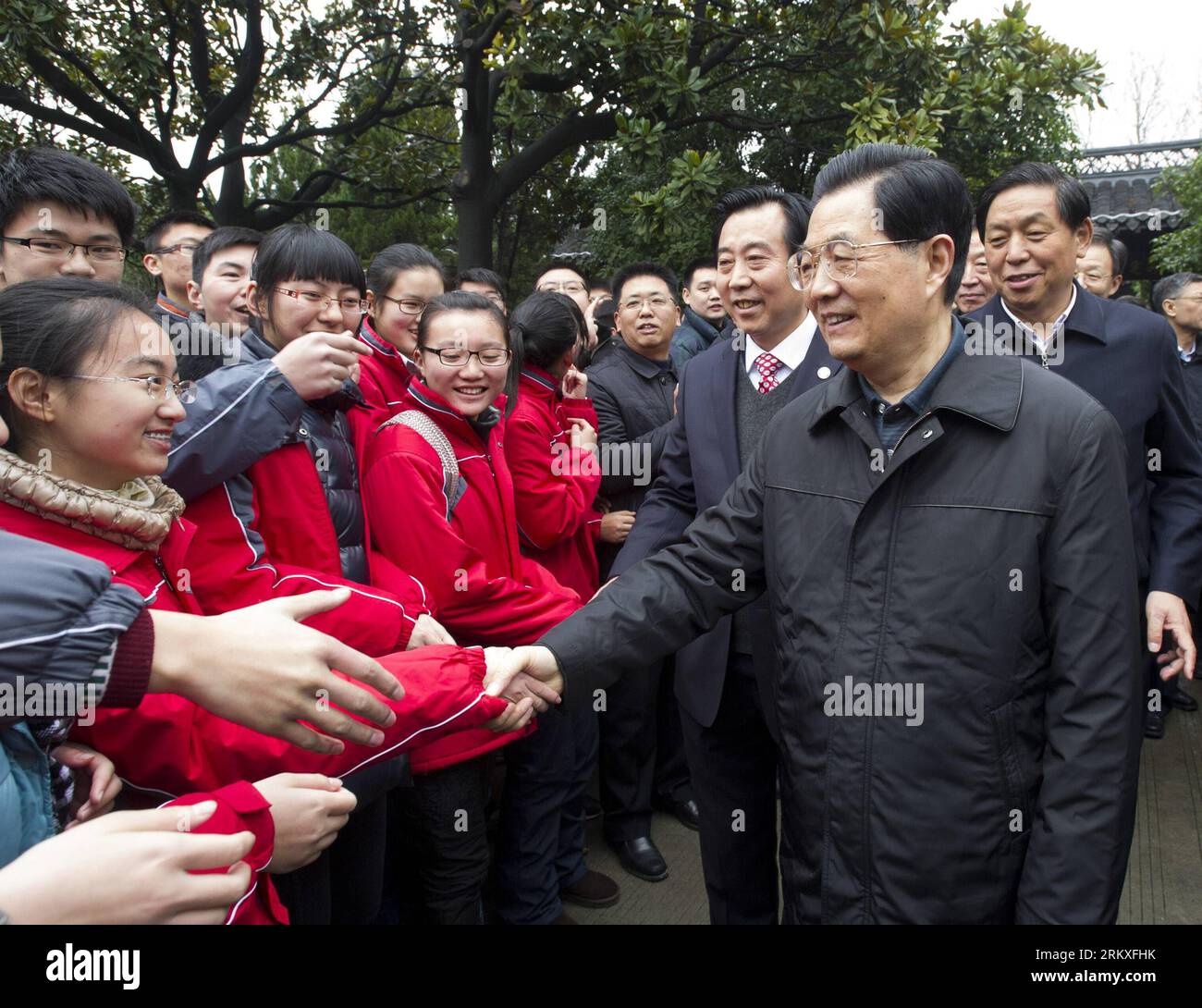 Bildnummer: 58956151  Datum: 29.12.2012  Copyright: imago/Xinhua (121229) -- NANJING, Dec. 29, 2012 (Xinhua) -- Photo released on Dec. 29, 2012 shows Chinese President Hu Jintao (R, front) shakes hands with students of Taizhou High School in Taizhou, east China s Jiangsu Province. Hu made an inspection tour in Jiangsu Province from Dec. 26 to 29. (Xinhua/Li Xueren) (lmm) CHINA-JIANGSU-HU JINTAO-INSPECTION (CN) PUBLICATIONxNOTxINxCHN People Politik xdp x0x premiumd 2012 quer      58956151 Date 29 12 2012 Copyright Imago XINHUA  Nanjing DEC 29 2012 XINHUA Photo released ON DEC 29 2012 Shows Chin Stock Photo