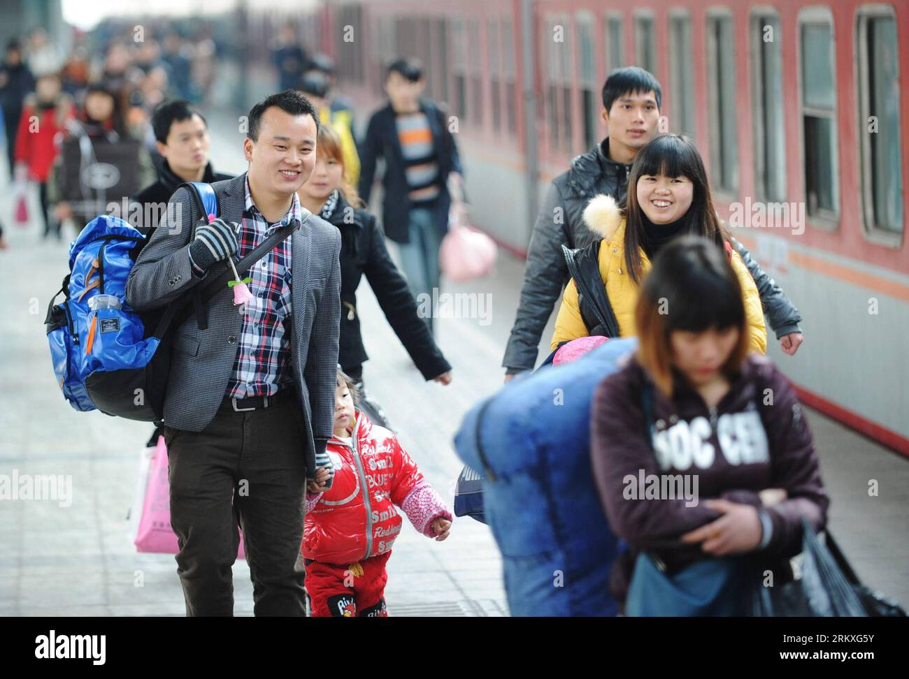 Bildnummer: 58957926  Datum: 31.12.2012  Copyright: imago/Xinhua (121231) -- CHONGQING, Dec. 31, 2012 (Xinhua) -- Passengers walk to board on trains in the Chongqing North Railway Station in Chongqing Municipality, southwest China, Dec. 31, 2012. The number of passenger trips on trains in Chongqing soared on Monday before the start of new year holidays. (Xinhua/Li Jian) (hdt) CHINA-CHONGQING-RAILWAY-TRAVEL PEAK (CN) PUBLICATIONxNOTxINxCHN Gesellschaft Verkehr Bahn Bahnhof xas x0x 2012 quer      58957926 Date 31 12 2012 Copyright Imago XINHUA  Chongqing DEC 31 2012 XINHUA Passengers Walk to Boa Stock Photo