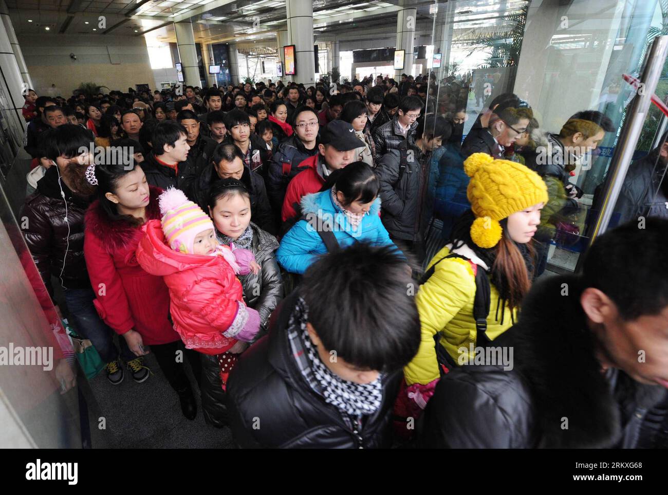 Bildnummer: 58957927  Datum: 31.12.2012  Copyright: imago/Xinhua (121231) -- CHONGQING, Dec. 31, 2012 (Xinhua) -- Passengers walk to board on trains in the Chongqing North Railway Station in Chongqing Municipality, southwest China, Dec. 31, 2012. The number of passenger trips on trains in Chongqing soared on Monday before the start of new year holidays. (Xinhua/Li Jian) (hdt) CHINA-CHONGQING-RAILWAY-TRAVEL PEAK (CN) PUBLICATIONxNOTxINxCHN Gesellschaft Verkehr Bahn Bahnhof xas x0x 2012 quer      58957927 Date 31 12 2012 Copyright Imago XINHUA  Chongqing DEC 31 2012 XINHUA Passengers Walk to Boa Stock Photo