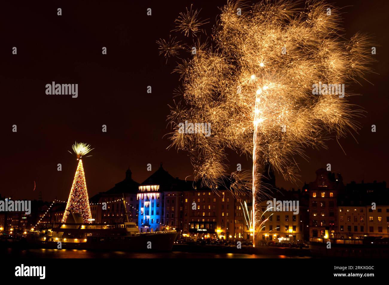 Bildnummer: 58958586  Datum: 01.01.2013  Copyright: imago/Xinhua (130101) -- STOCKHOLM, Jan. 1, 2013 (Xinhua) -- Fireworks explode during New Year celebrations in Stockholm, Sweden, on Jan. 1, 2013. (Xinhua/Liu Yinan) (nxl) SWEDEN-STOCKHOLM-NEW YEAR-FIREWORKS PUBLICATIONxNOTxINxCHN Gesellschaft Silvester Neujahr 2012 2013 Jahreswechsel Feuerwerk xdp x0x 2013 quer premiumd      58958586 Date 01 01 2013 Copyright Imago XINHUA  Stockholm Jan 1 2013 XINHUA Fireworks explode during New Year celebrations in Stockholm Sweden ON Jan 1 2013 XINHUA Liu Yinan nxl Sweden Stockholm New Year Fireworks PUBLI Stock Photo