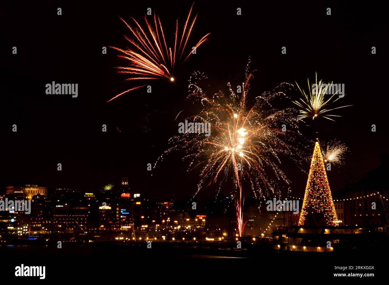 Bildnummer: 58958585  Datum: 01.01.2013  Copyright: imago/Xinhua (130101) -- STOCKHOLM, Jan. 1, 2013 (Xinhua) -- Fireworks explode during New Year celebrations in Stockholm, Sweden, on Jan. 1, 2013. (Xinhua/Liu Yinan) (nxl) SWEDEN-STOCKHOLM-NEW YEAR-FIREWORKS PUBLICATIONxNOTxINxCHN Gesellschaft Silvester Neujahr 2012 2013 Jahreswechsel Feuerwerk xdp x0x 2013 quer premiumd      58958585 Date 01 01 2013 Copyright Imago XINHUA  Stockholm Jan 1 2013 XINHUA Fireworks explode during New Year celebrations in Stockholm Sweden ON Jan 1 2013 XINHUA Liu Yinan nxl Sweden Stockholm New Year Fireworks PUBLI Stock Photo